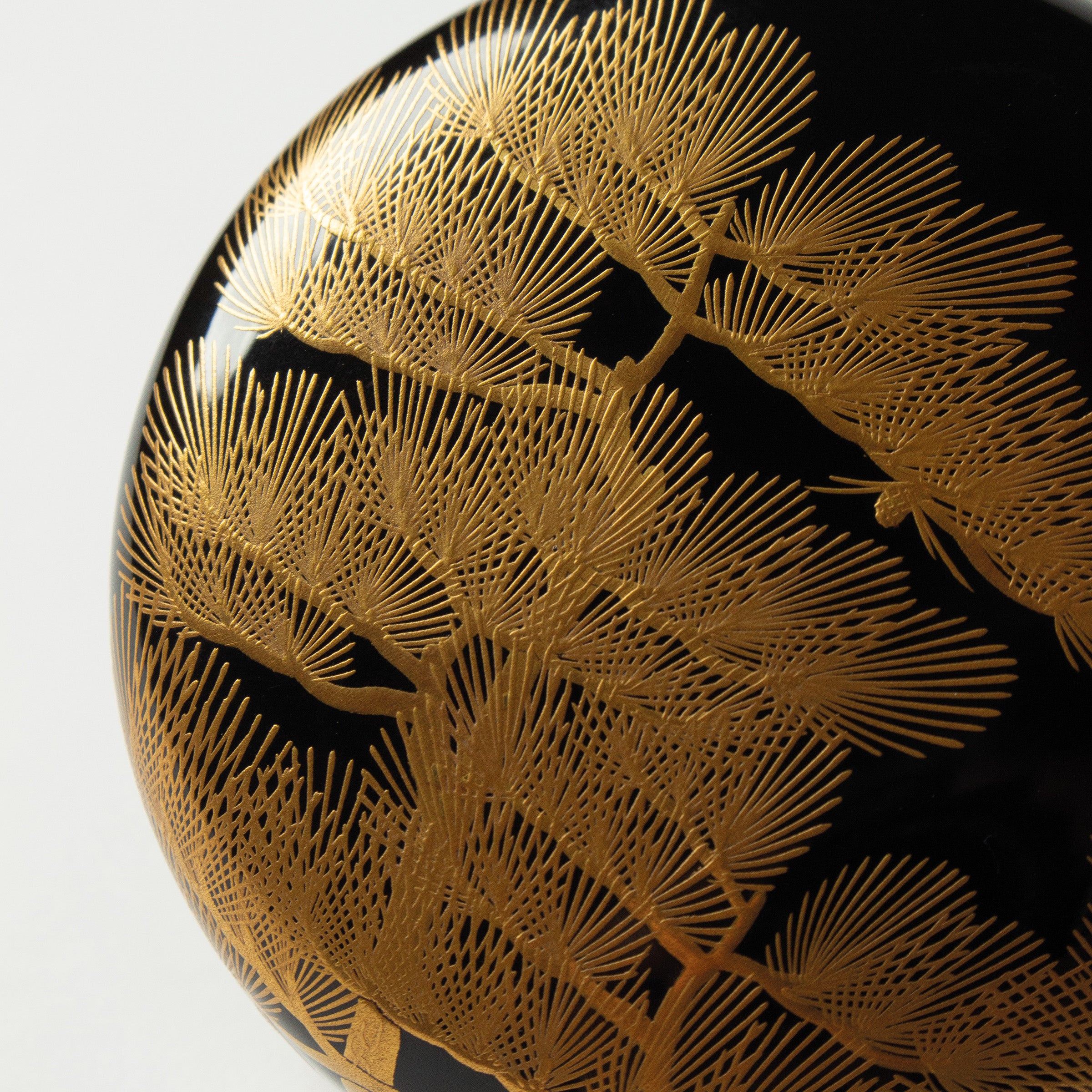 Natsume (boîte à thé) laque et or, motif matsu (pins) de Ikkō Kiyose