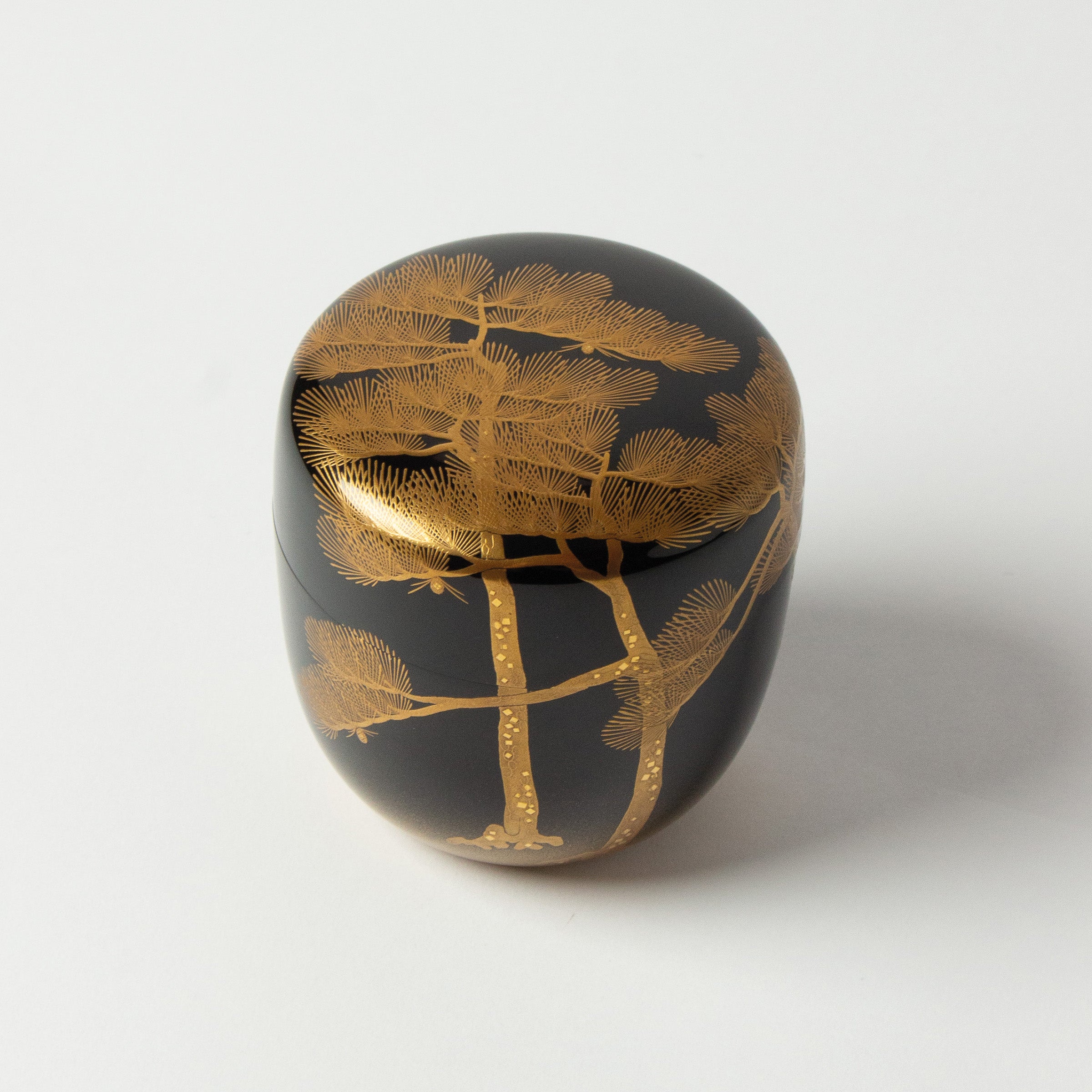 Natsume (boîte à thé) laque et or, motif matsu (pins) de Ikkō Kiyose