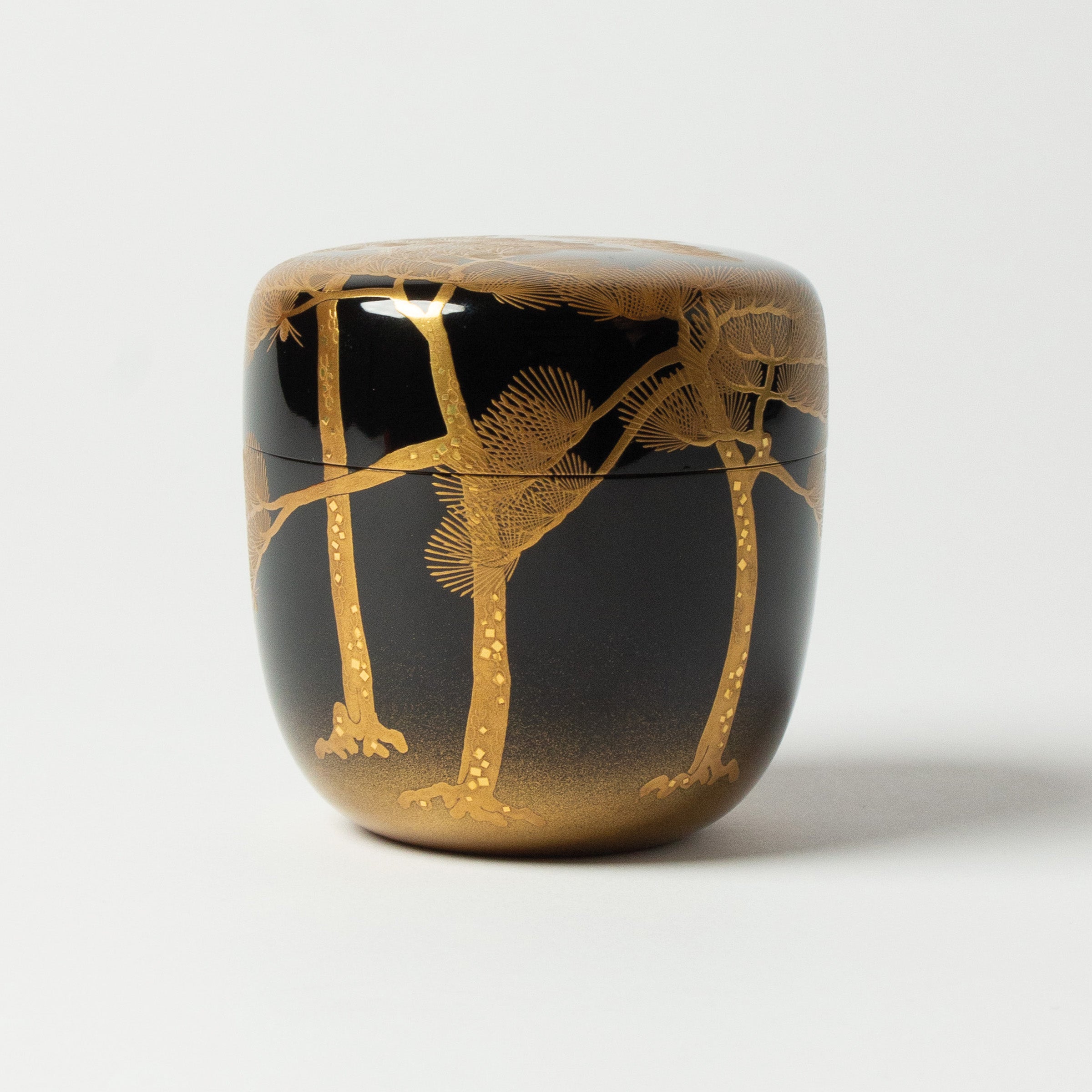Natsume (boîte à thé) laque et or, motif matsu (pins) de Ikkō Kiyose