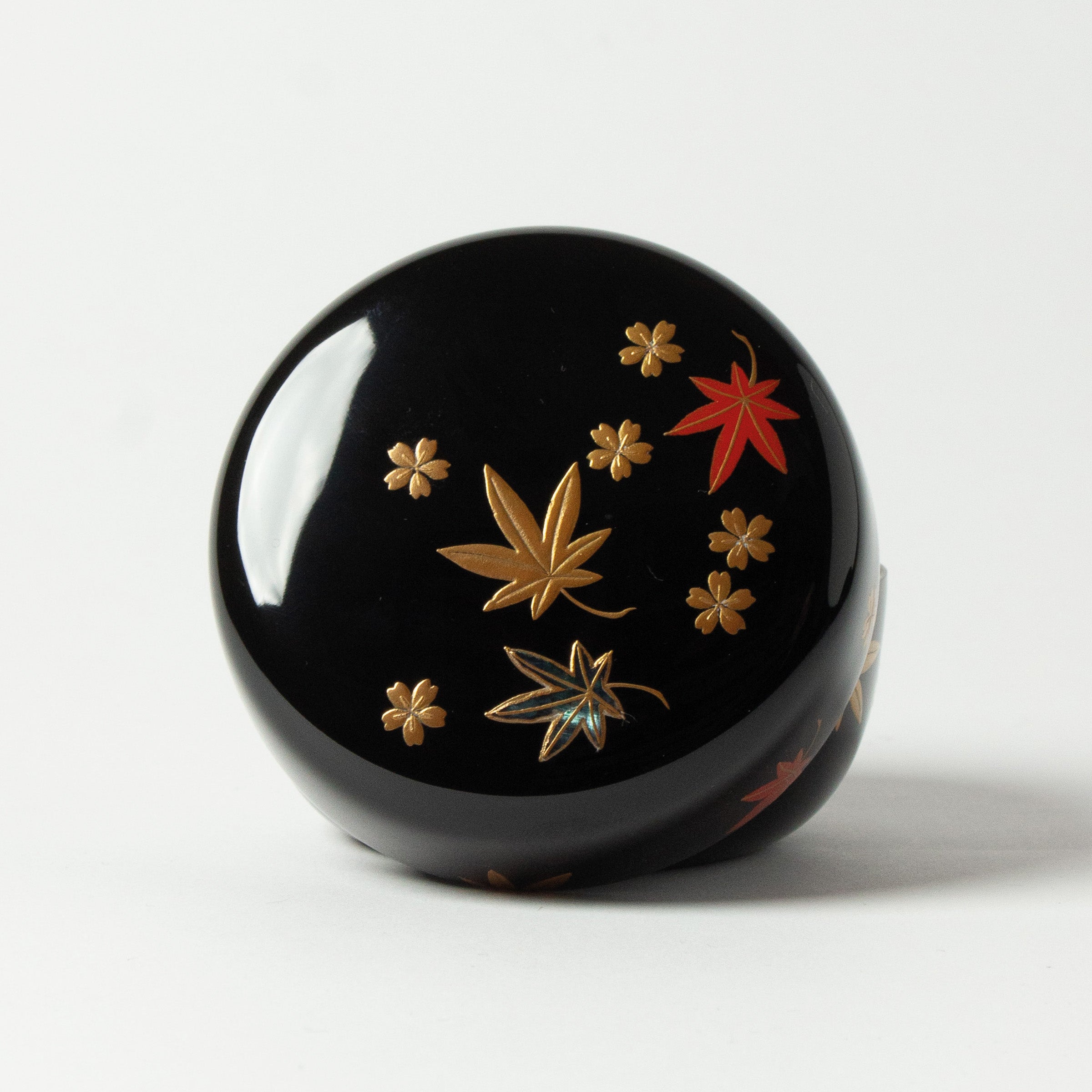 Lacquer and gold Natsume (tea caddy), Shunju (spring and autumn) motif by Sōetsu Nakamura