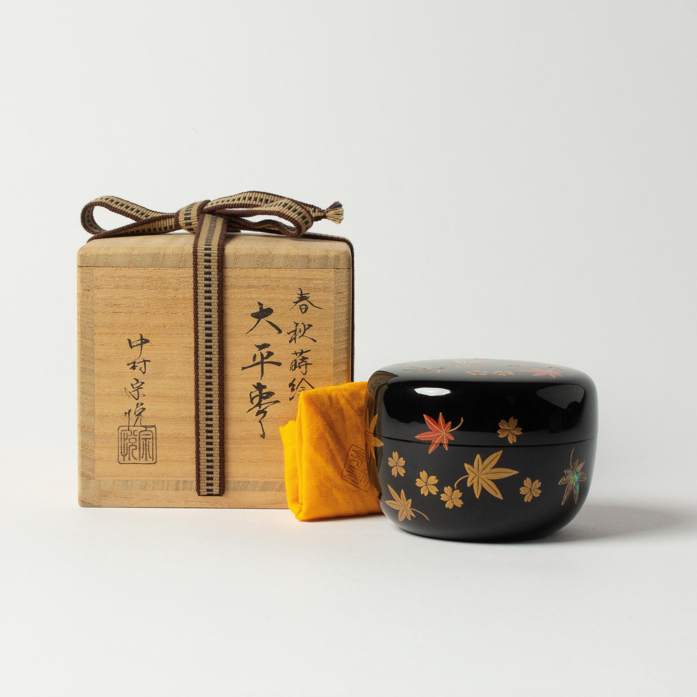 Lacquer and gold Natsume (tea caddy), Shunju (spring and autumn) motif by Sōetsu Nakamura