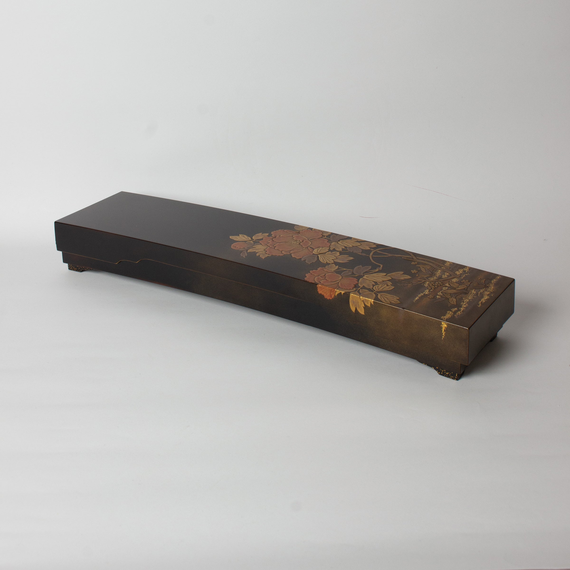 Boîte longue à poèmes (tanzakubako) en laque urushi japonaise, pivoines en maki-e poudres d'or