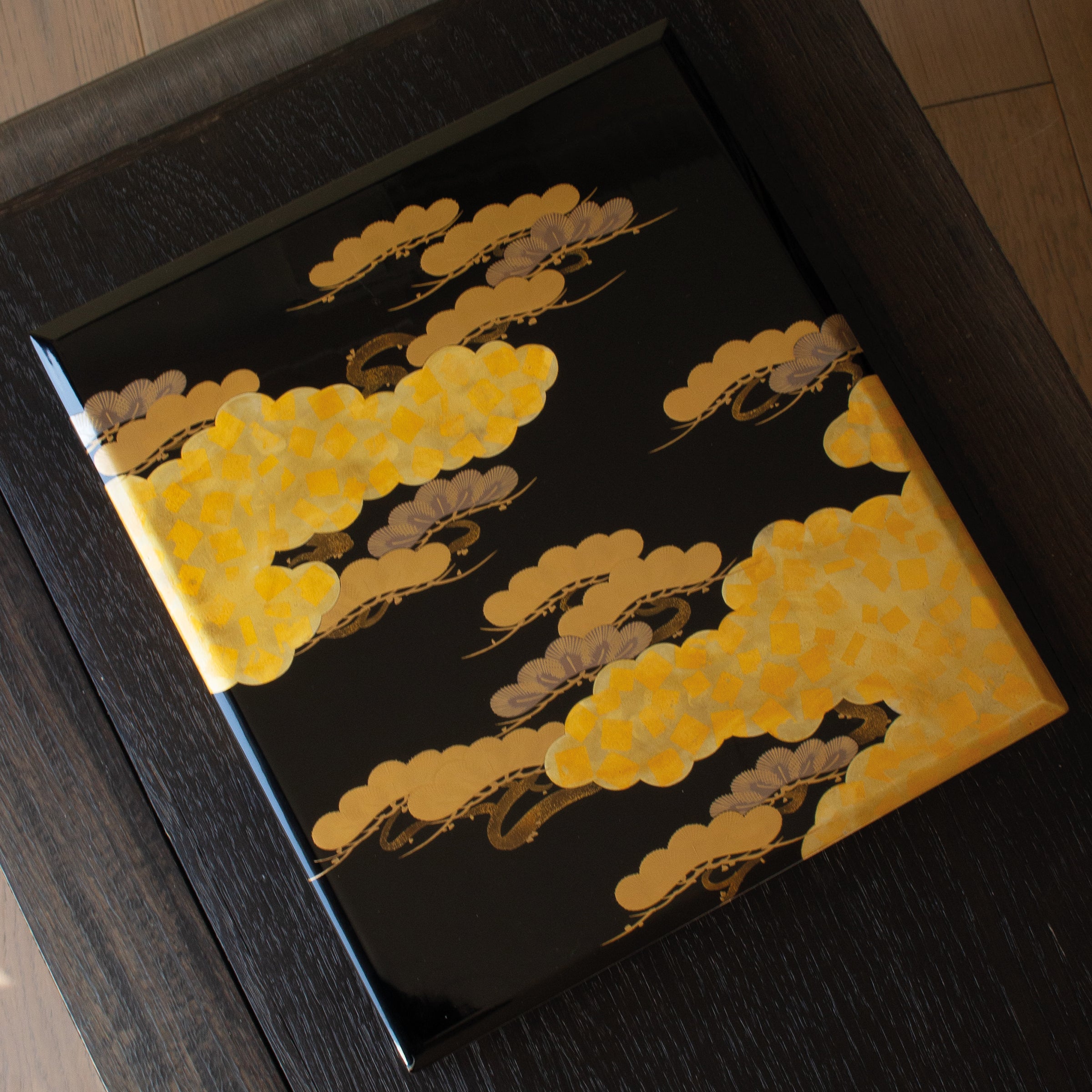 Boîte de Kawahara Toyoharu, laque urushi de Wajima, décor nuages et pins maki-e (poudre d'or)