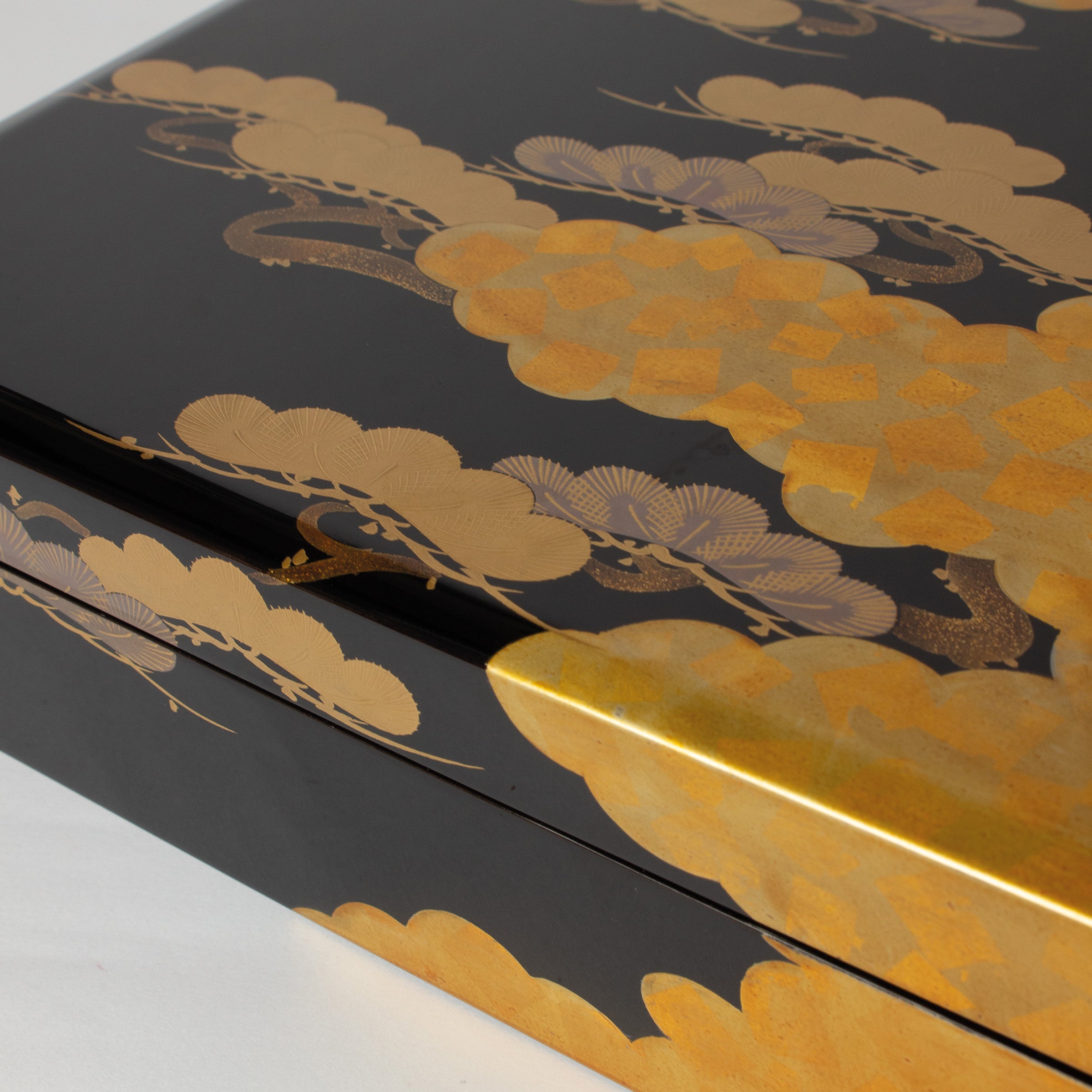 Boîte de Kawahara Toyoharu, laque urushi de Wajima, décor nuages et pins maki-e (poudre d'or)