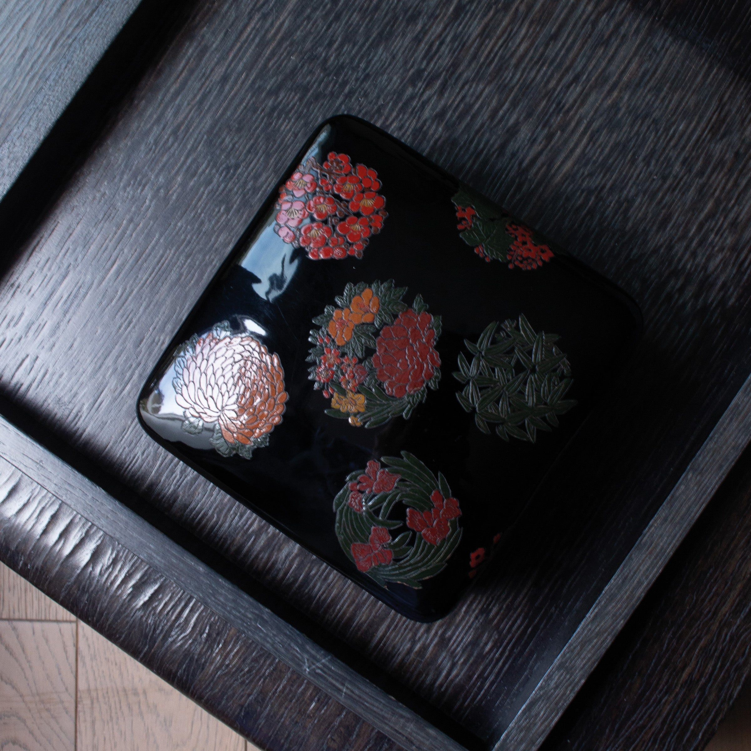 Boîte carrée en rare laque de Sanuki, décor gosetsuzu (cinq motifs clairs)