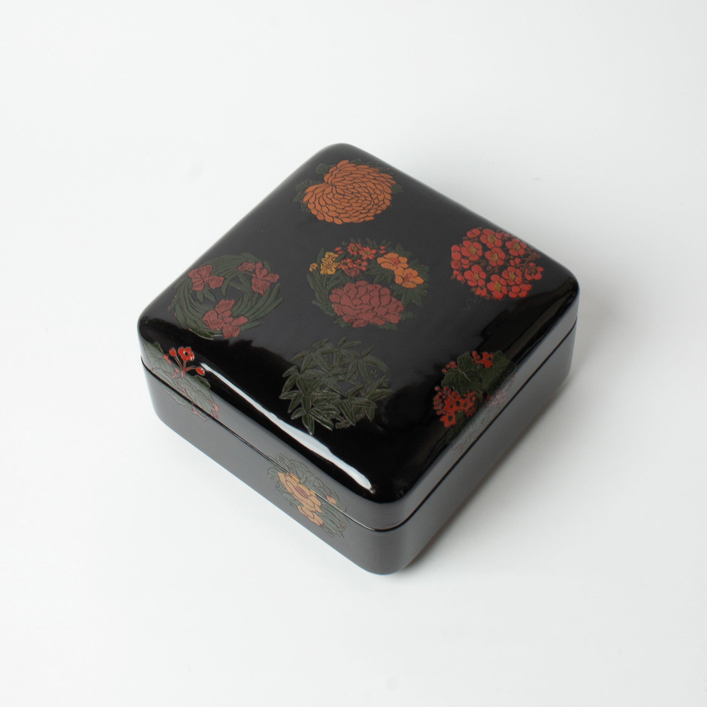 Boîte carrée en rare laque de Sanuki, décor gosetsuzu (cinq motifs clairs)