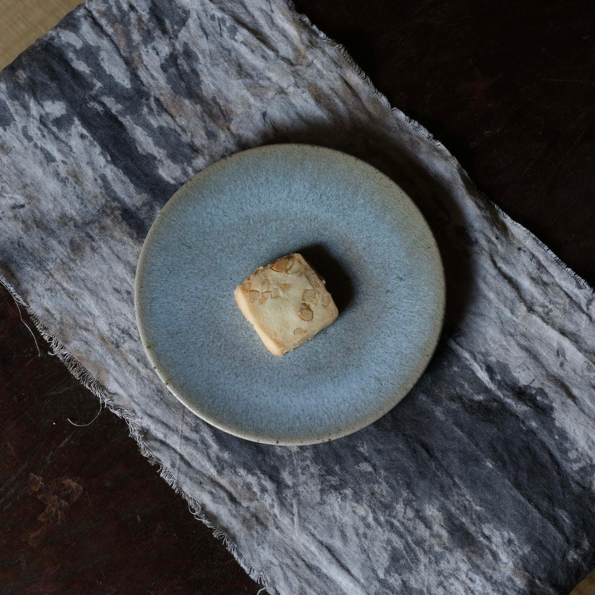 Assiette à glaçure de cendre de l’atelier Tokinoha