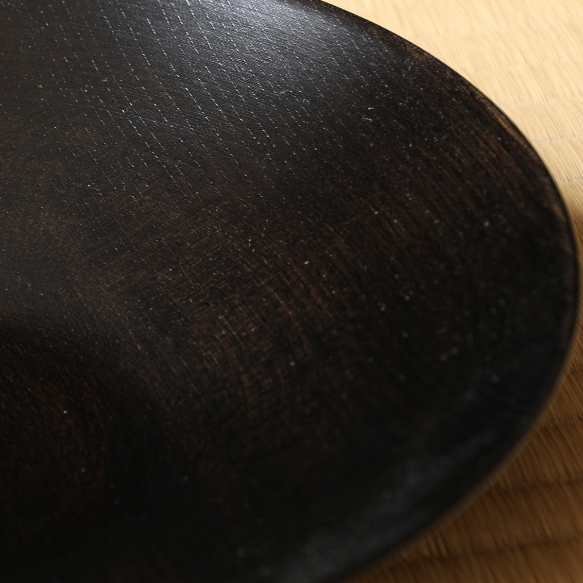Sen wood plates with black urushi lacquer by Kihachi Kōbō