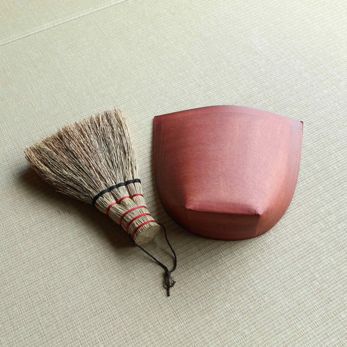 Japanese sweeping set: sorghum broom and khaki-dyed washi paper dustpan