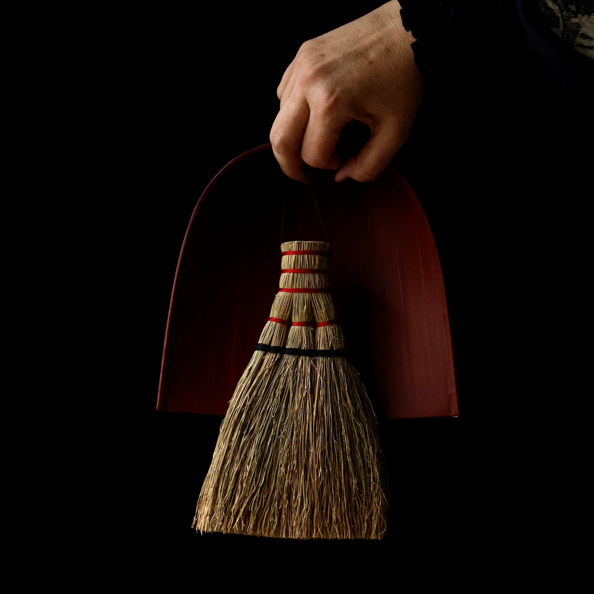 Japanese sweeping set: sorghum broom and khaki-dyed washi paper dustpan