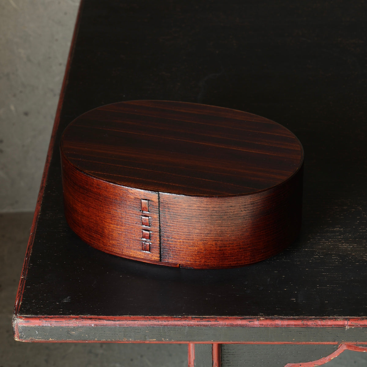 Oval box in sugi wood and urushi lacquer - Kiso Valley