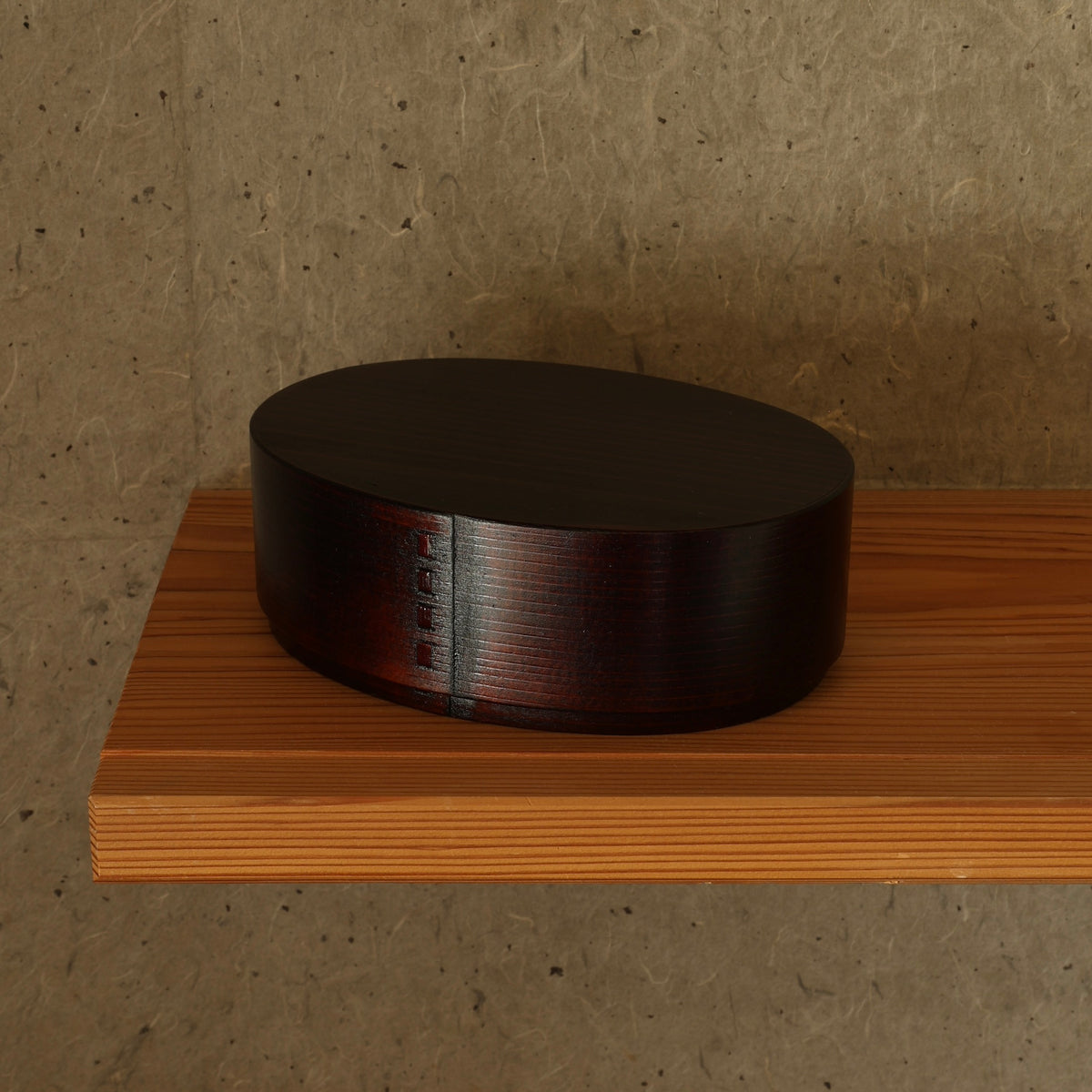 Oval box in sugi wood and urushi lacquer - Kiso Valley