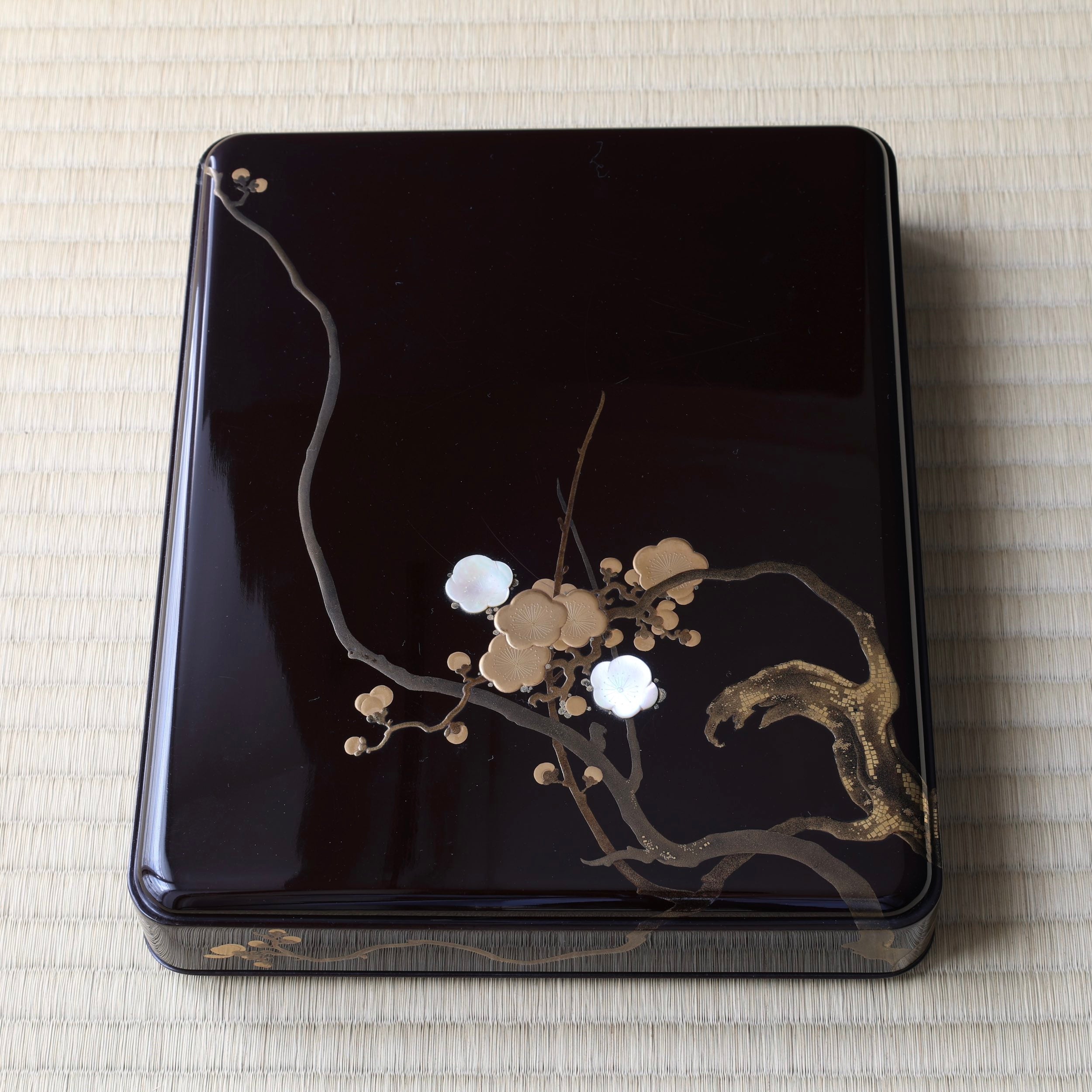 Suzuribako (boîte japonaise d’écriture) impérial en laque urushi, or et nacre, décor ume (fleurs de prunier)