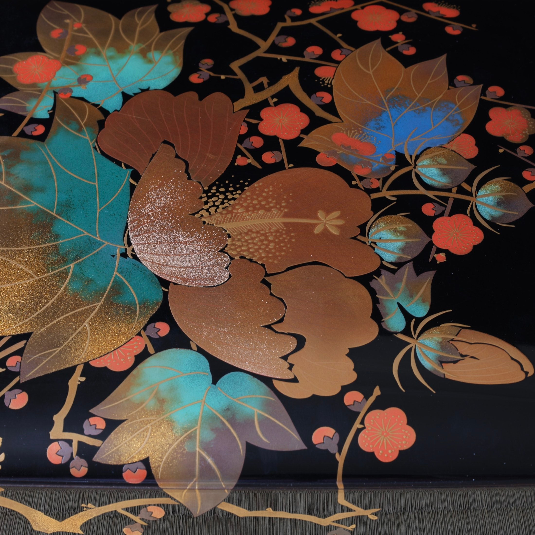 Suzuribako (Japanese writing box) in lacquer and gold, kōbai fuyō (red plum and hibiscus) decoration by Ichiryō Sakurai