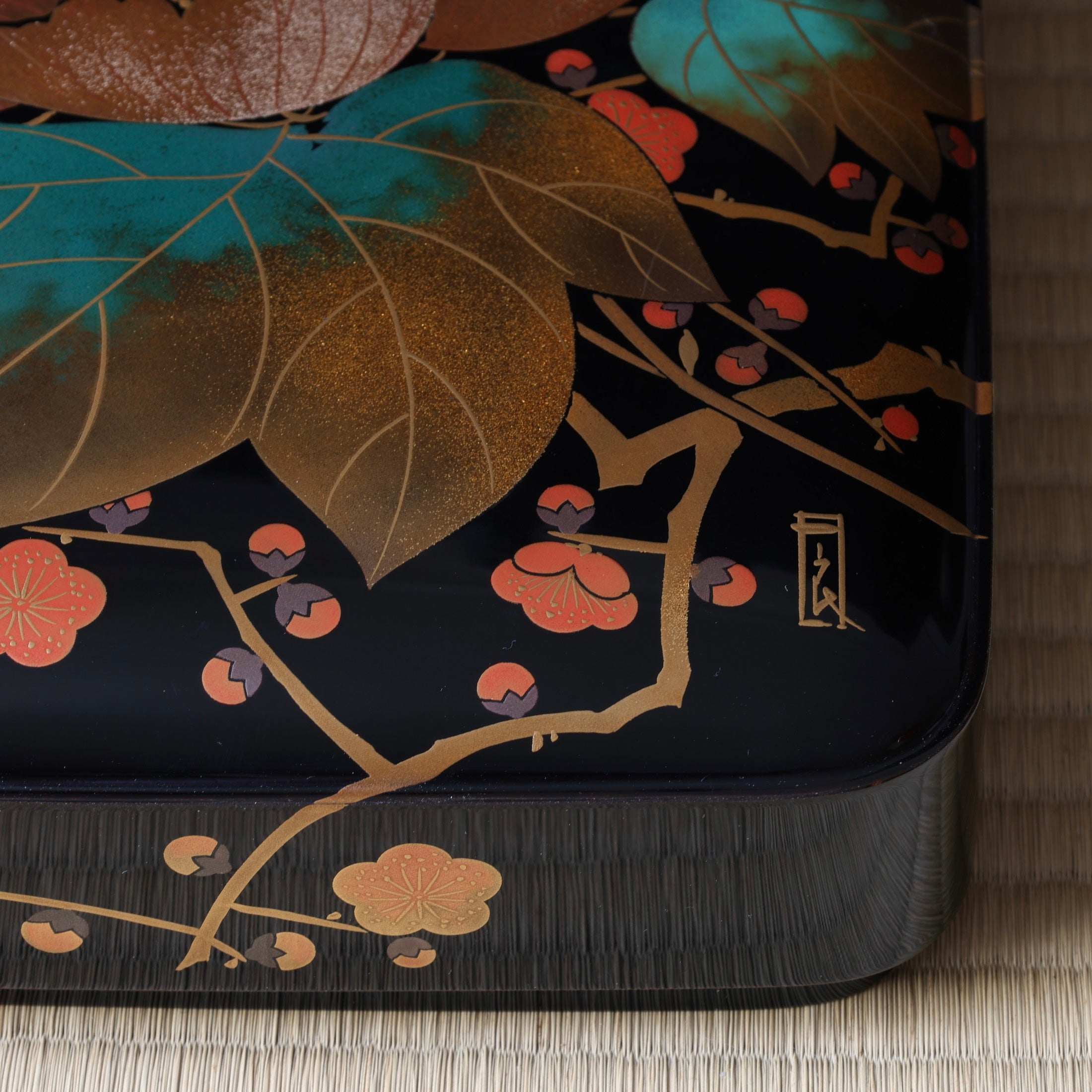 Suzuribako (Japanese writing box) in lacquer and gold, kōbai fuyō (red plum and hibiscus) decoration by Ichiryō Sakurai
