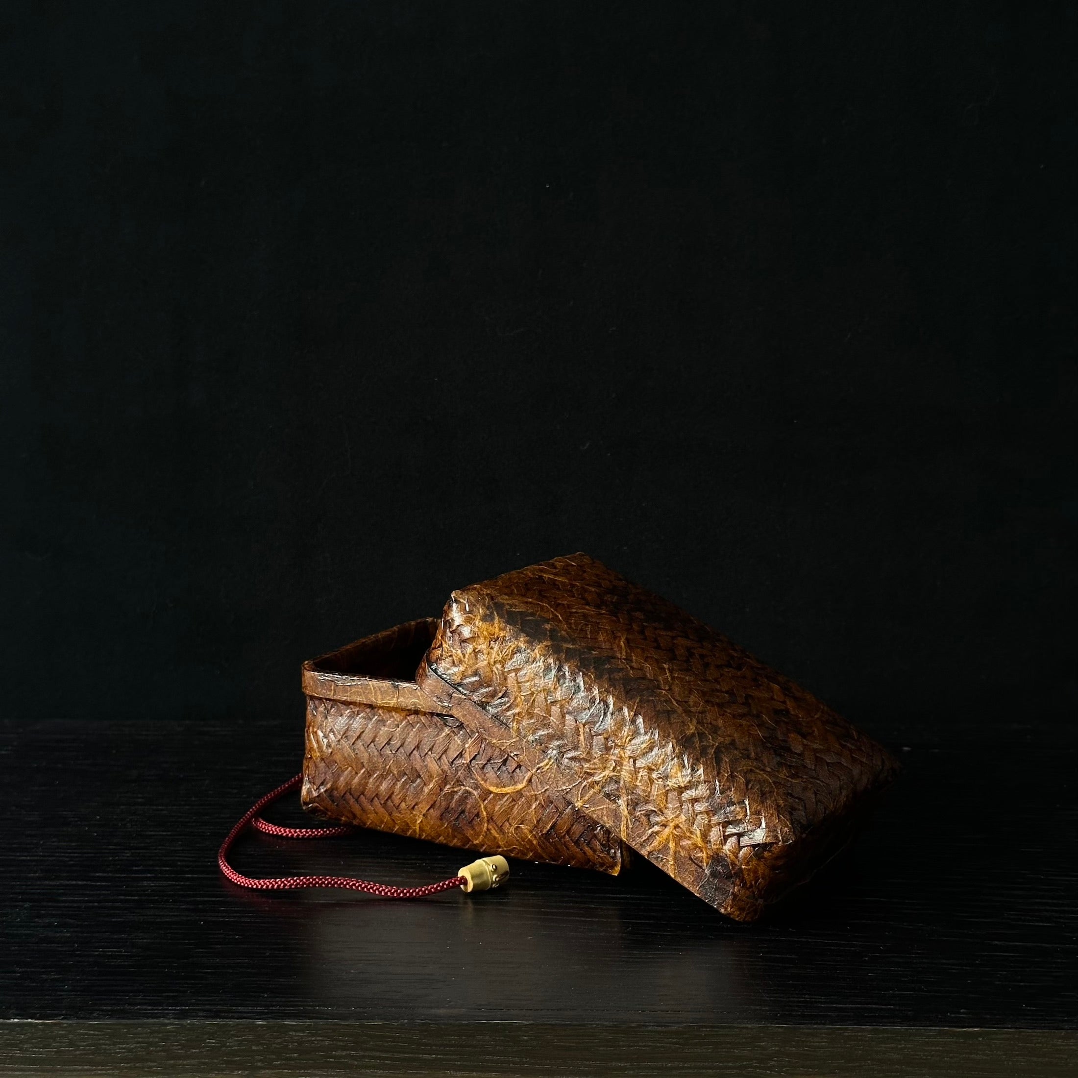 Boîte ikkanbari en bambou tressé, washi et kakishibu