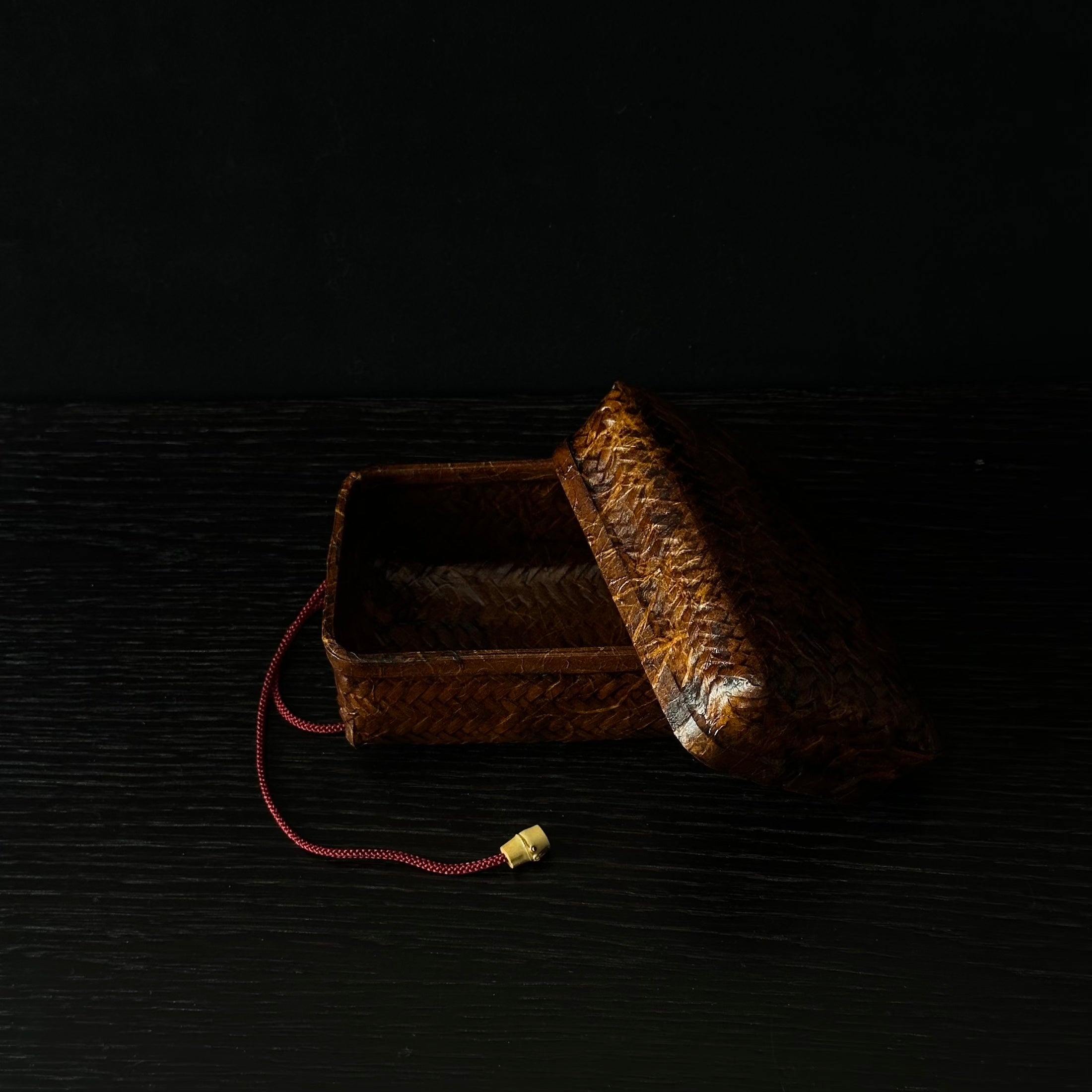 Boîte ikkanbari en bambou tressé, washi et kakishibu