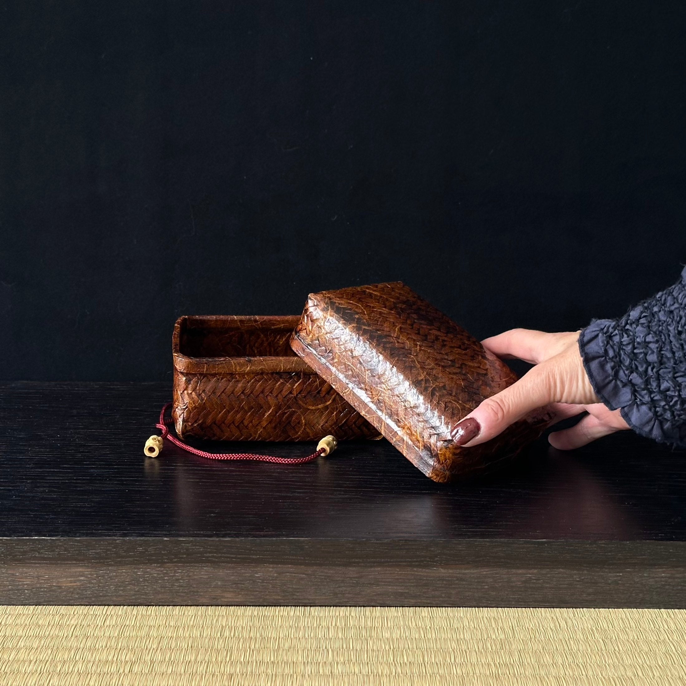 Boîte ikkanbari en bambou tressé, washi et kakishibu