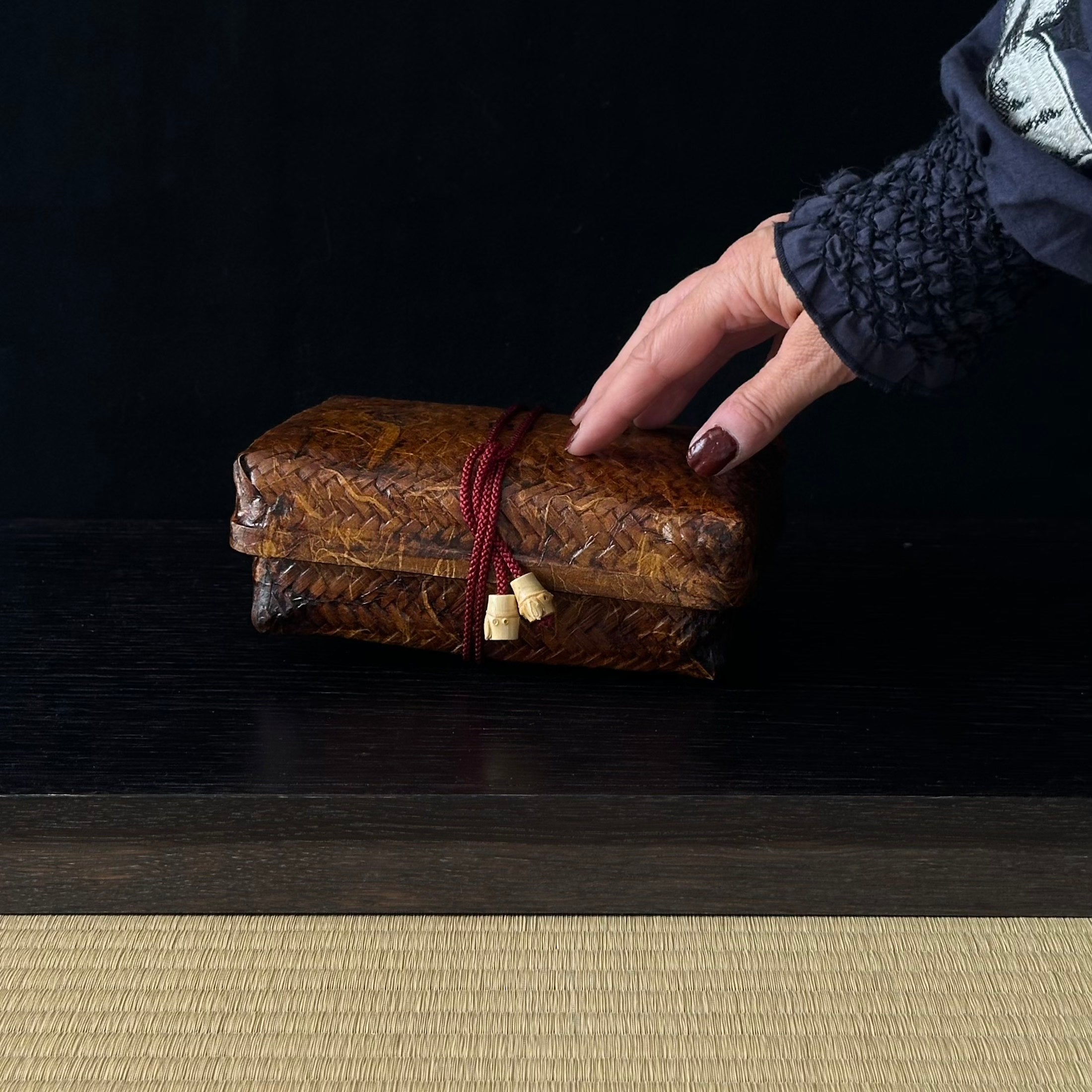 Boîte ikkanbari en bambou tressé, washi et kakishibu