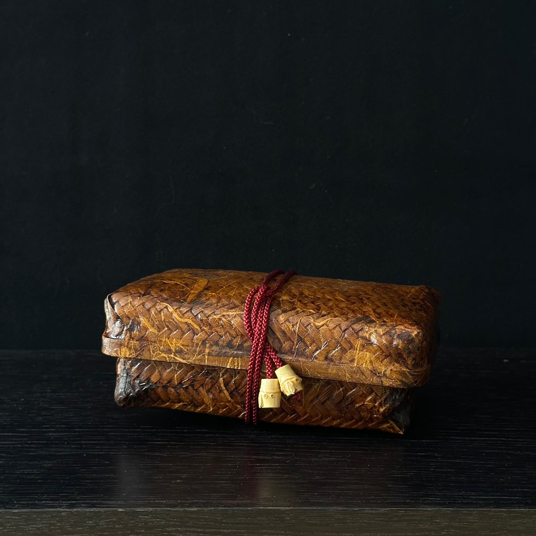 Boîte ikkanbari en bambou tressé, washi et kakishibu