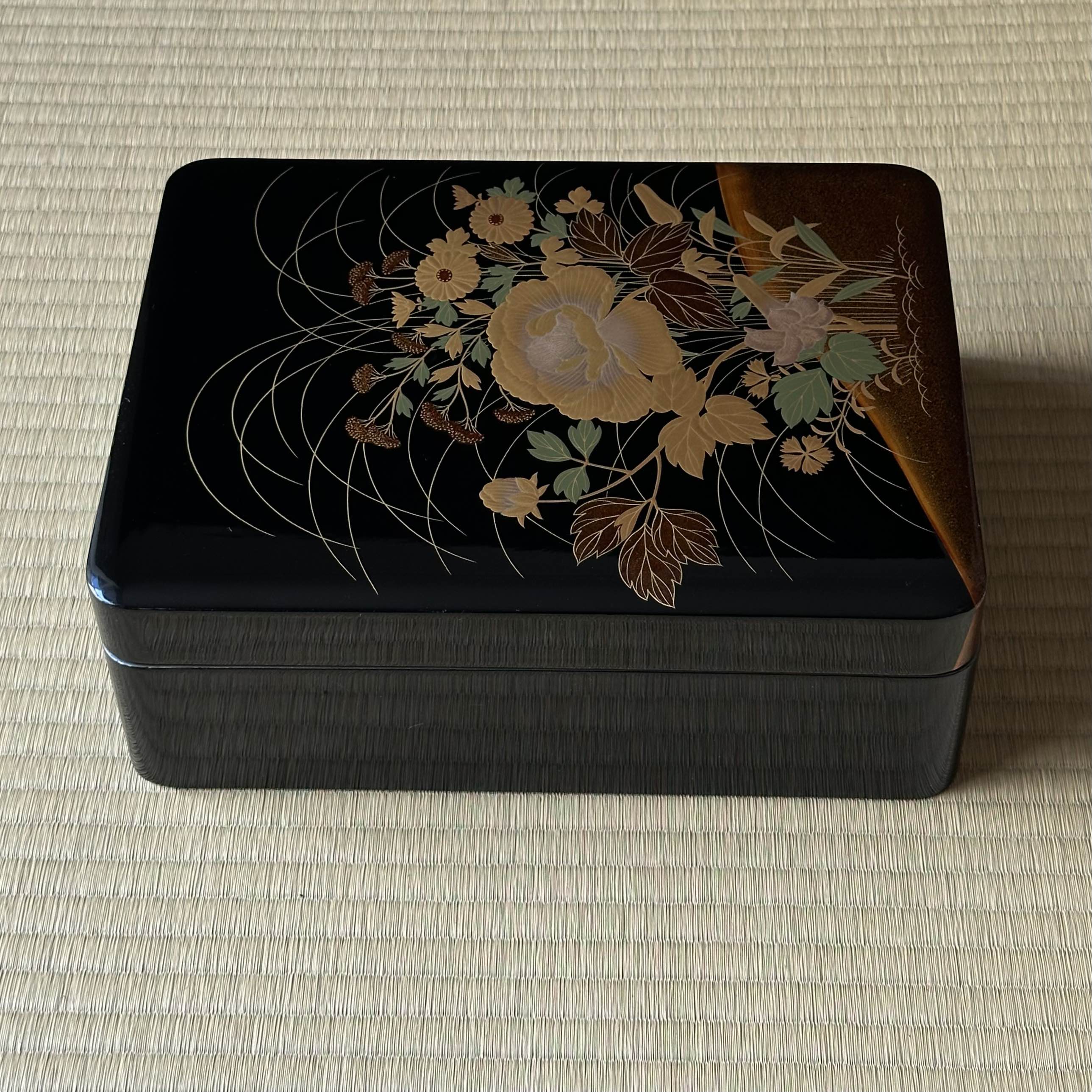 Bunkobako (Japanese box) in urushi lacquer and gold, decorated with a floral bouquet
