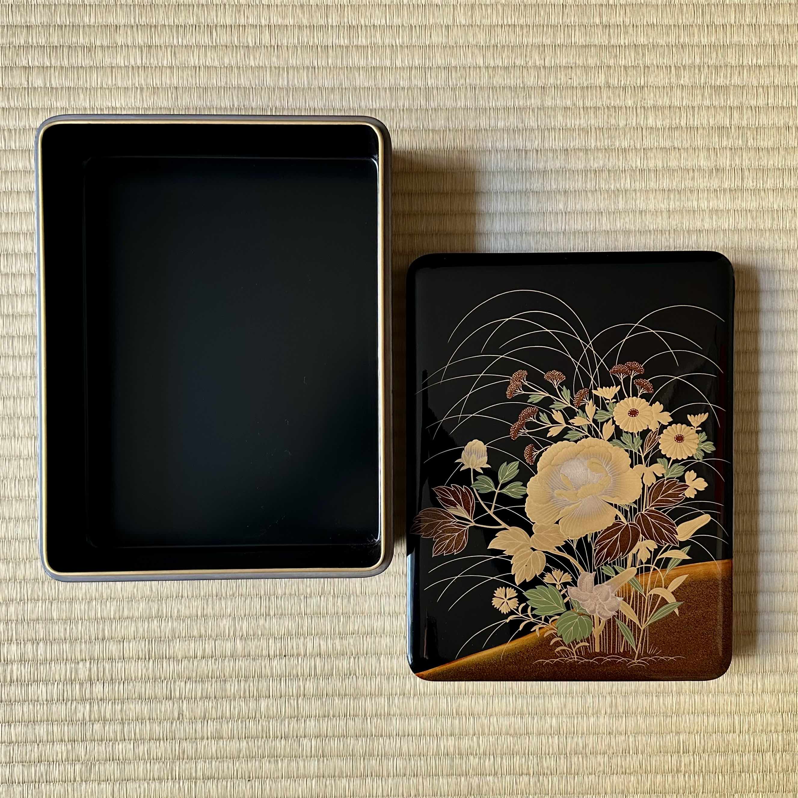 Bunkobako (Japanese box) in urushi lacquer and gold, decorated with a floral bouquet