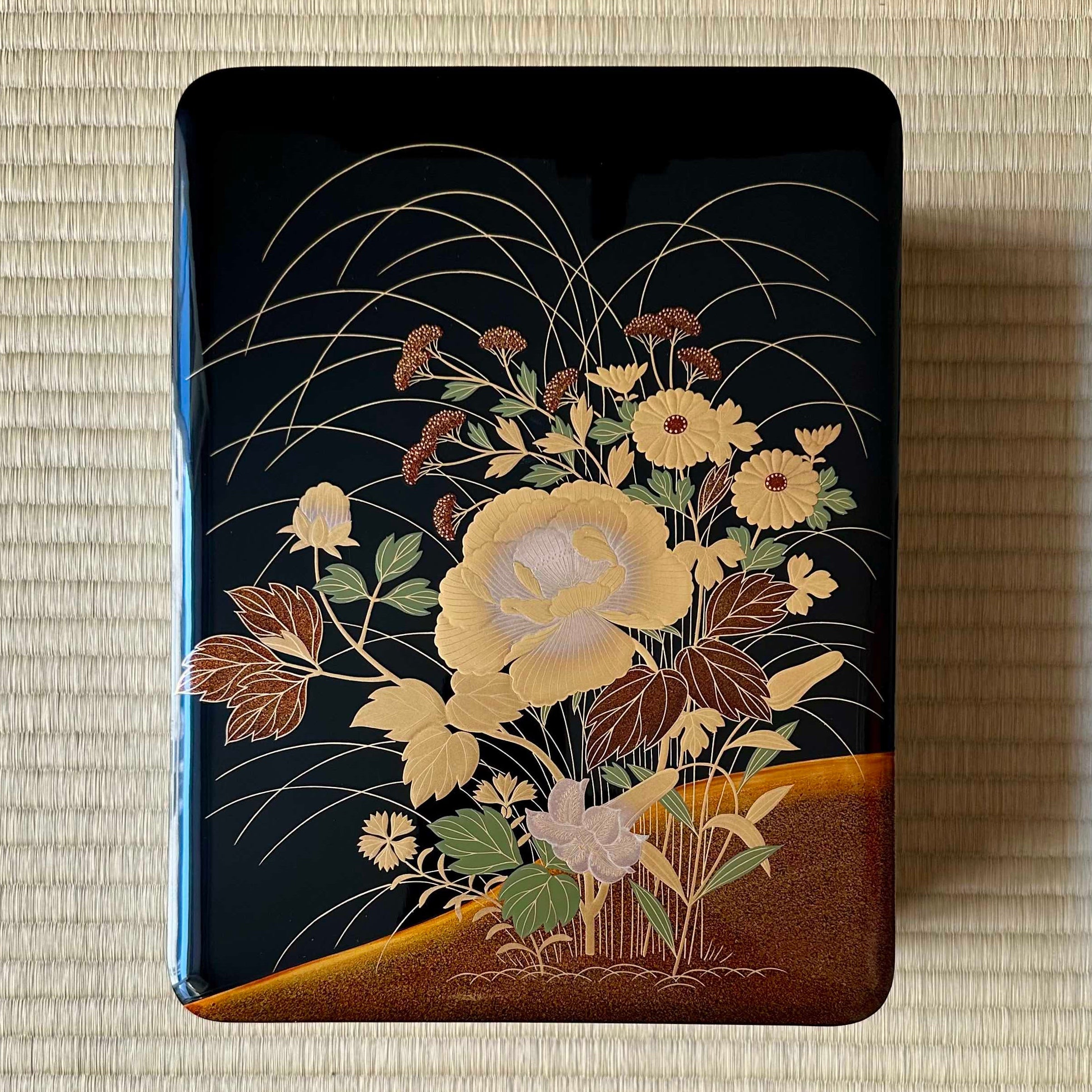 Bunkobako (Japanese box) in urushi lacquer and gold, decorated with a floral bouquet