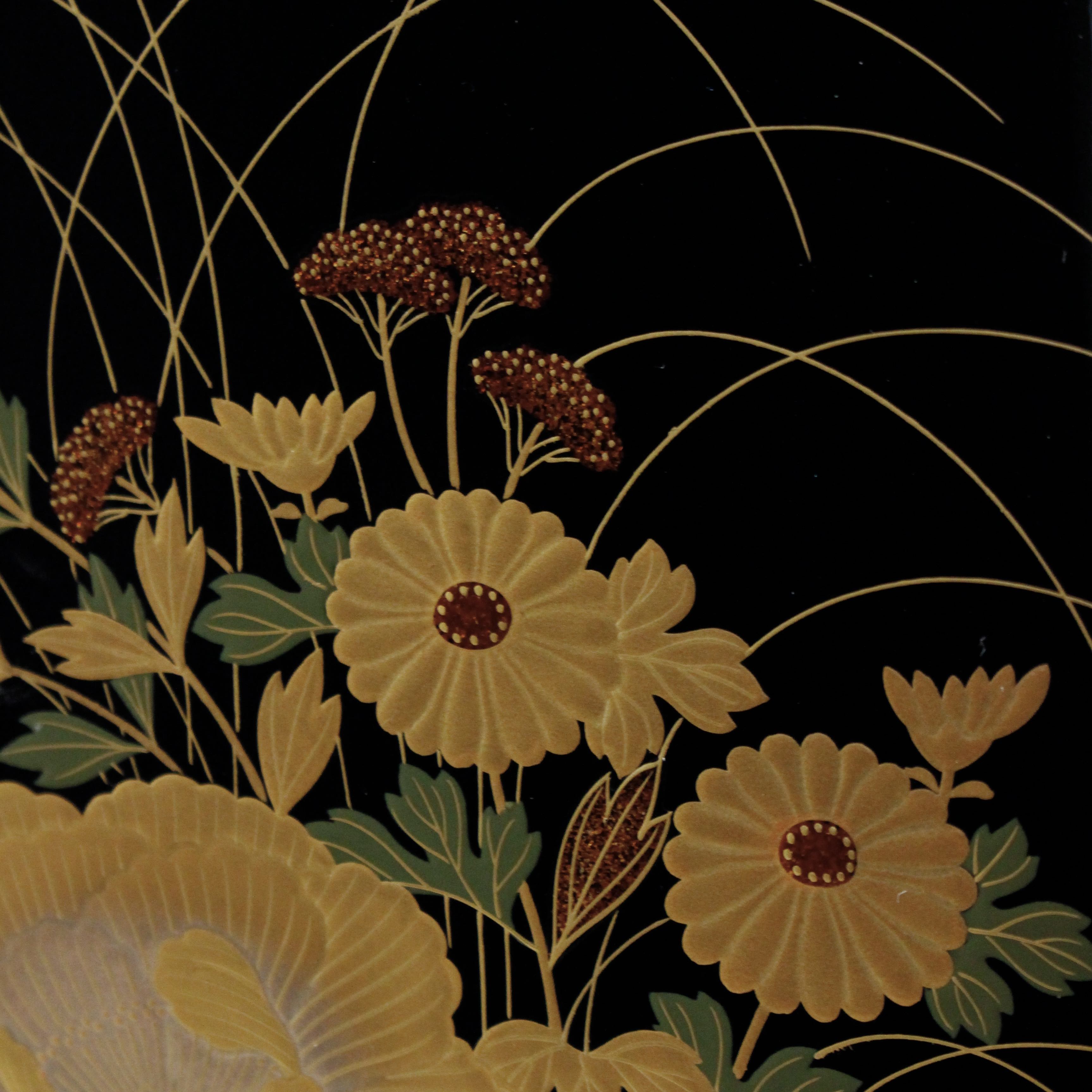 Bunkobako (Japanese box) in urushi lacquer and gold, decorated with a floral bouquet