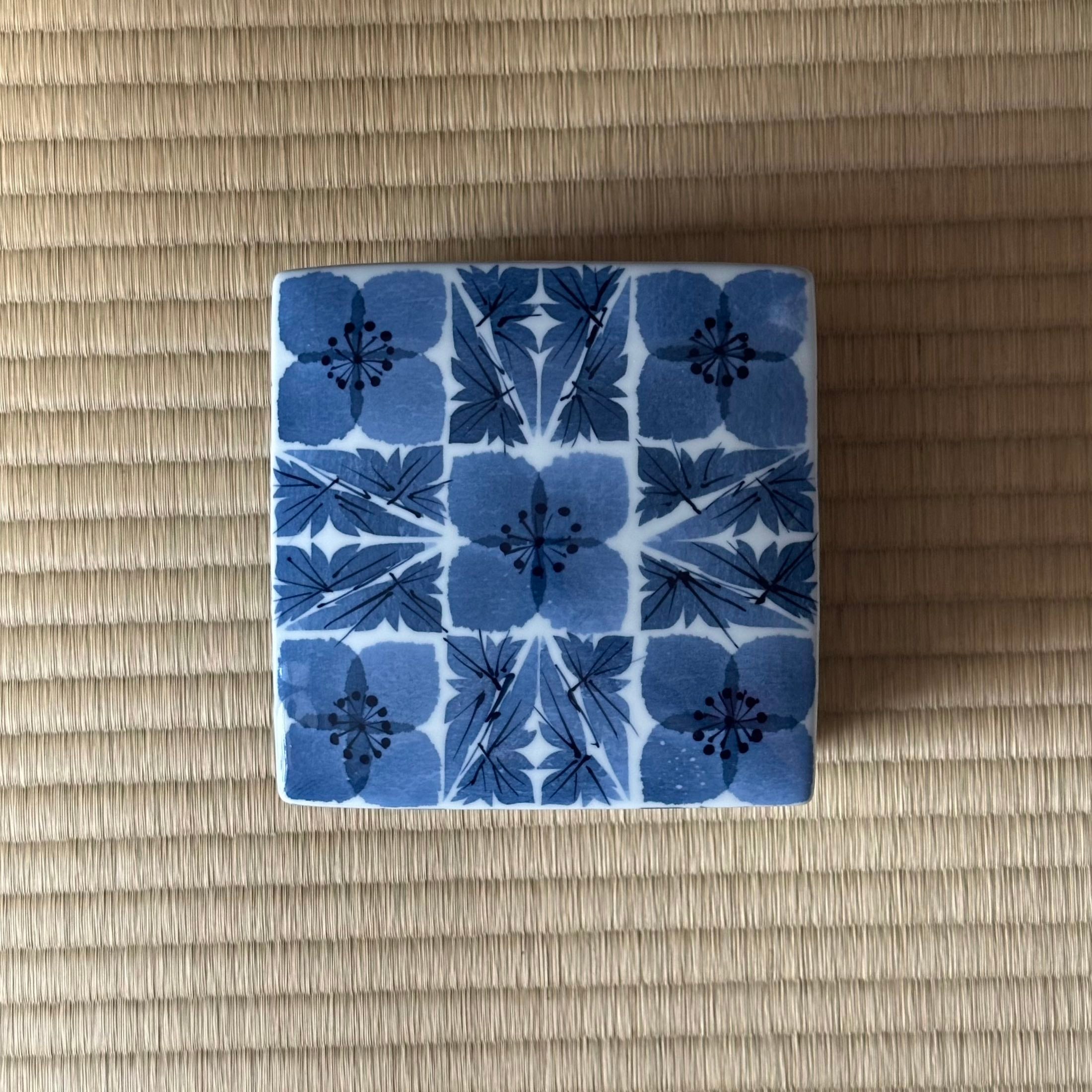 Couvercle ajusté et angles adoucis boîte en porcelaine blanche kurinuki (creusé) décor ume en washi zome Katsumi Eguchi Heisei - Atelier Ikiwa