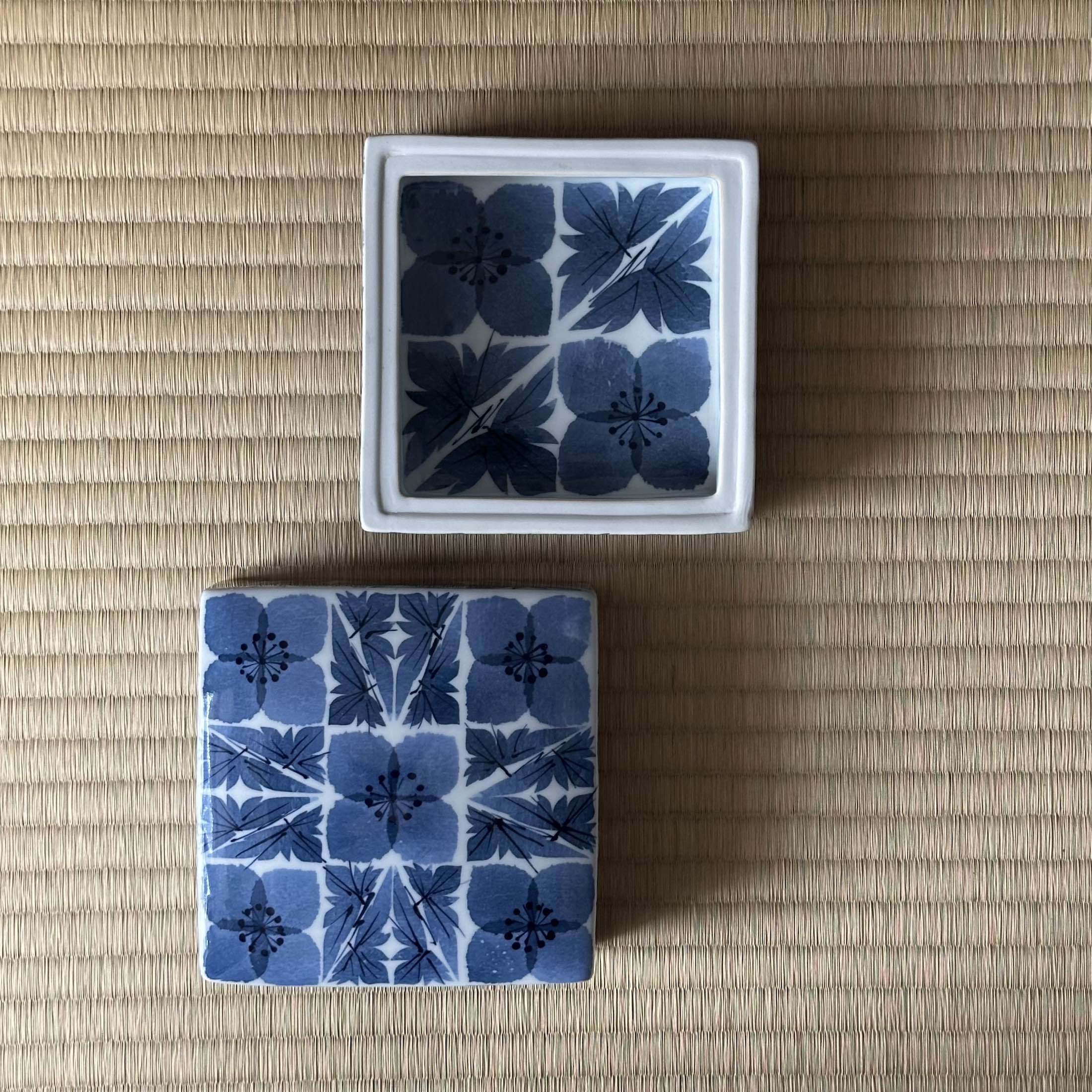 Boîte carrée en porcelaine blanche de Katsumi Eguchi décor washi zome (pochoir) aux fleurs de prunier sometsuke (bleu) ère Heisei - Atelier Ikiwa