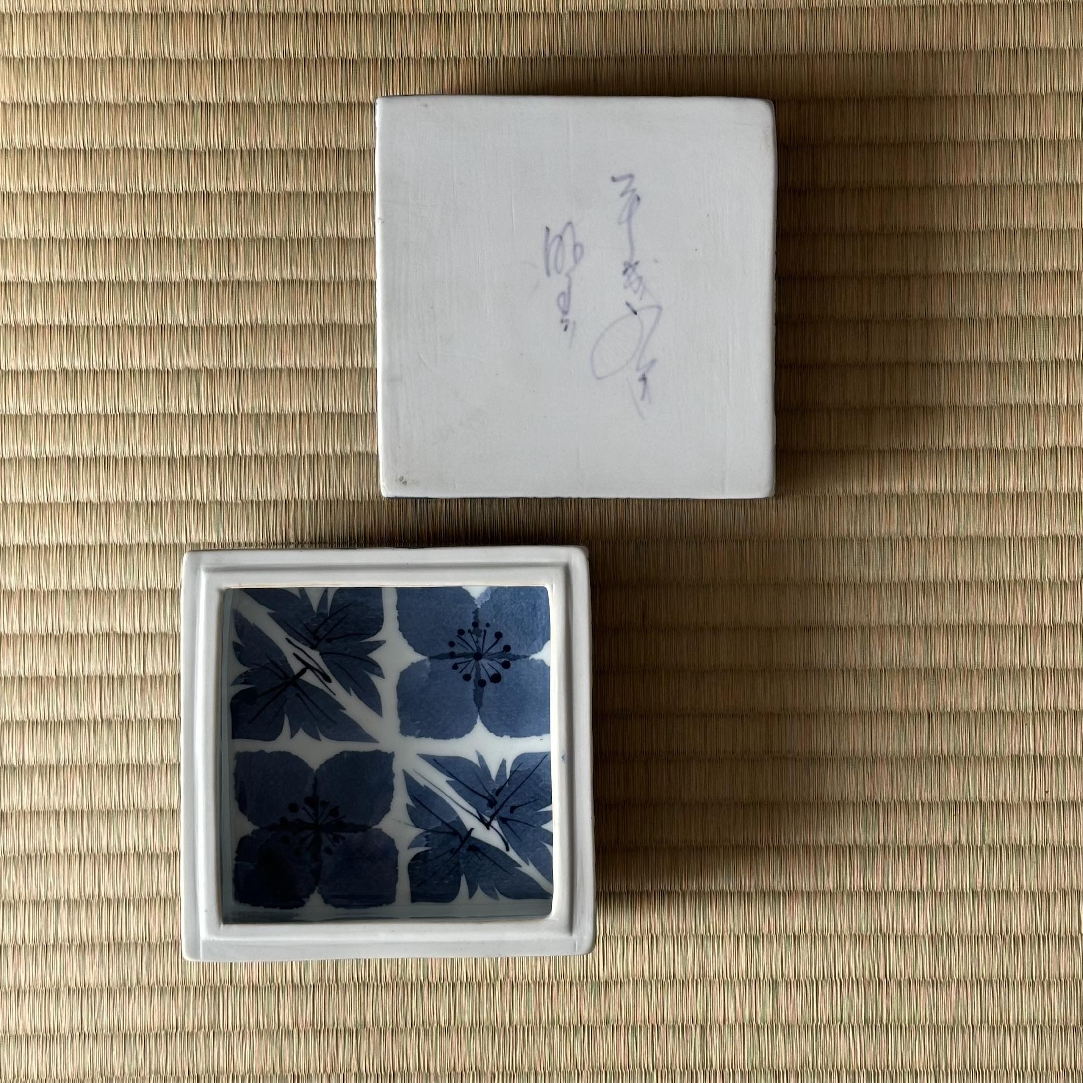 Signature de Katsumi Eguchi sous la base boîte en porcelaine blanche décor washi zome fleurs de prunier sometsuke Heisei - Atelier Ikiwa