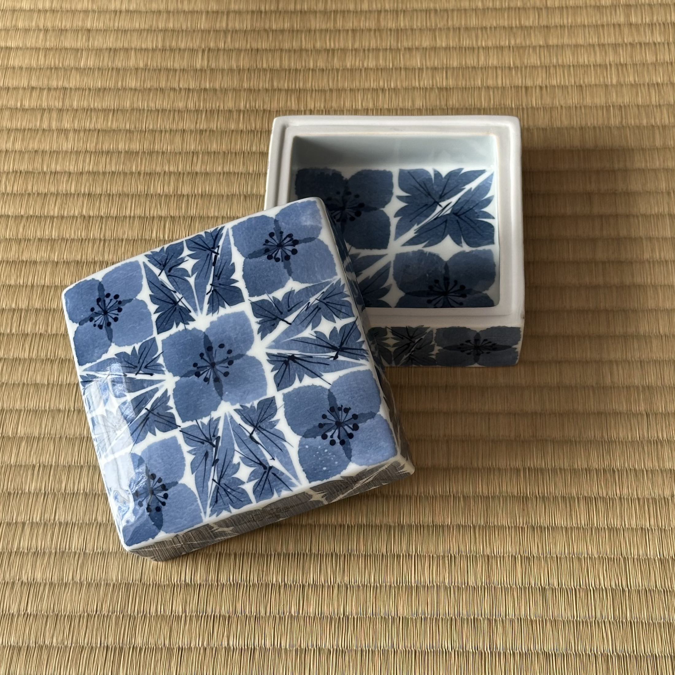 Texture de la couverte translucide sur porcelaine blanche bleu gosu sometsuke bords doux du washi zome Katsumi Eguchi Heisei - Atelier Ikiwa