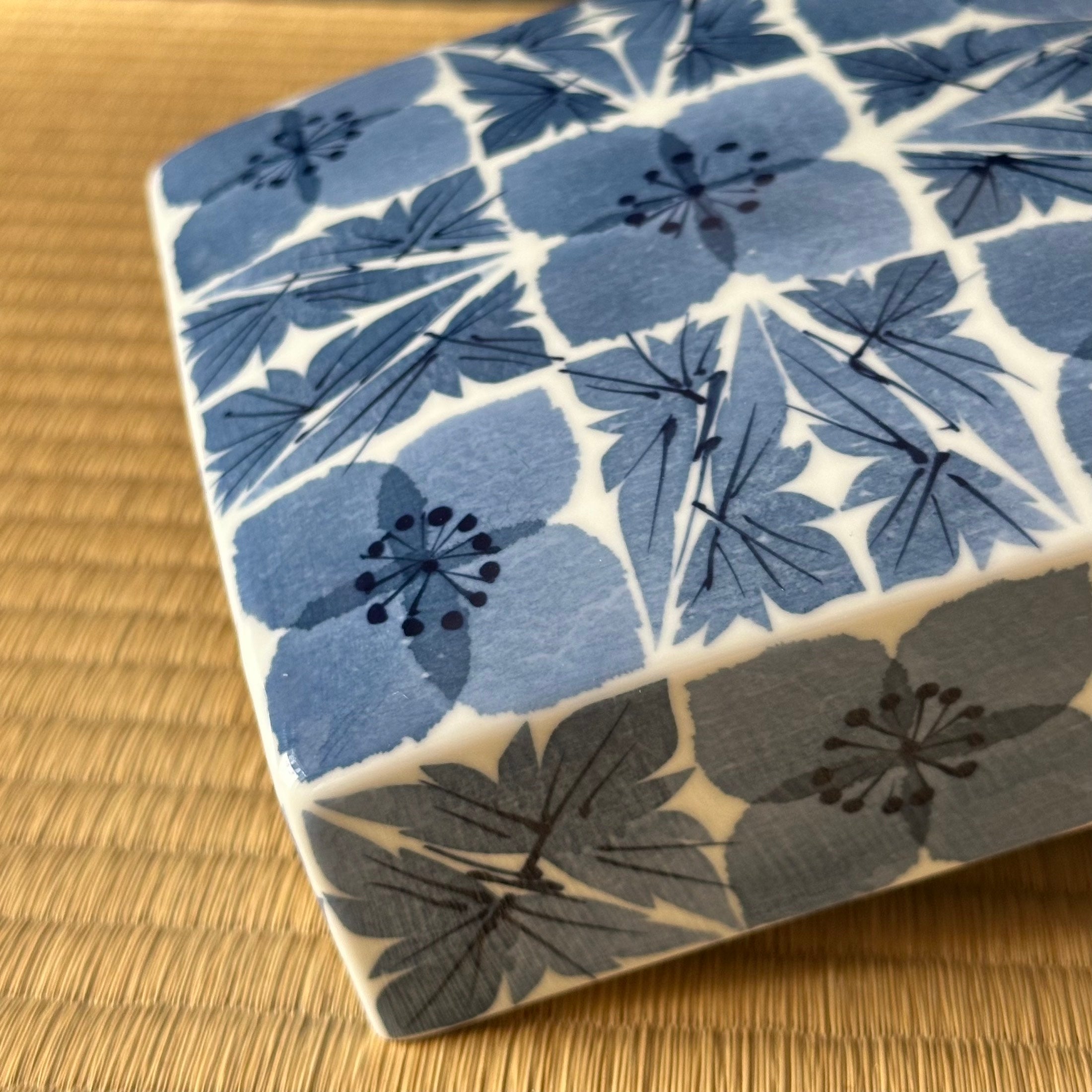 Détail du motif ume en washi zome (bleu sous couverte) sur porcelaine, Katsumi Eguchi - Atelier Ikiwa