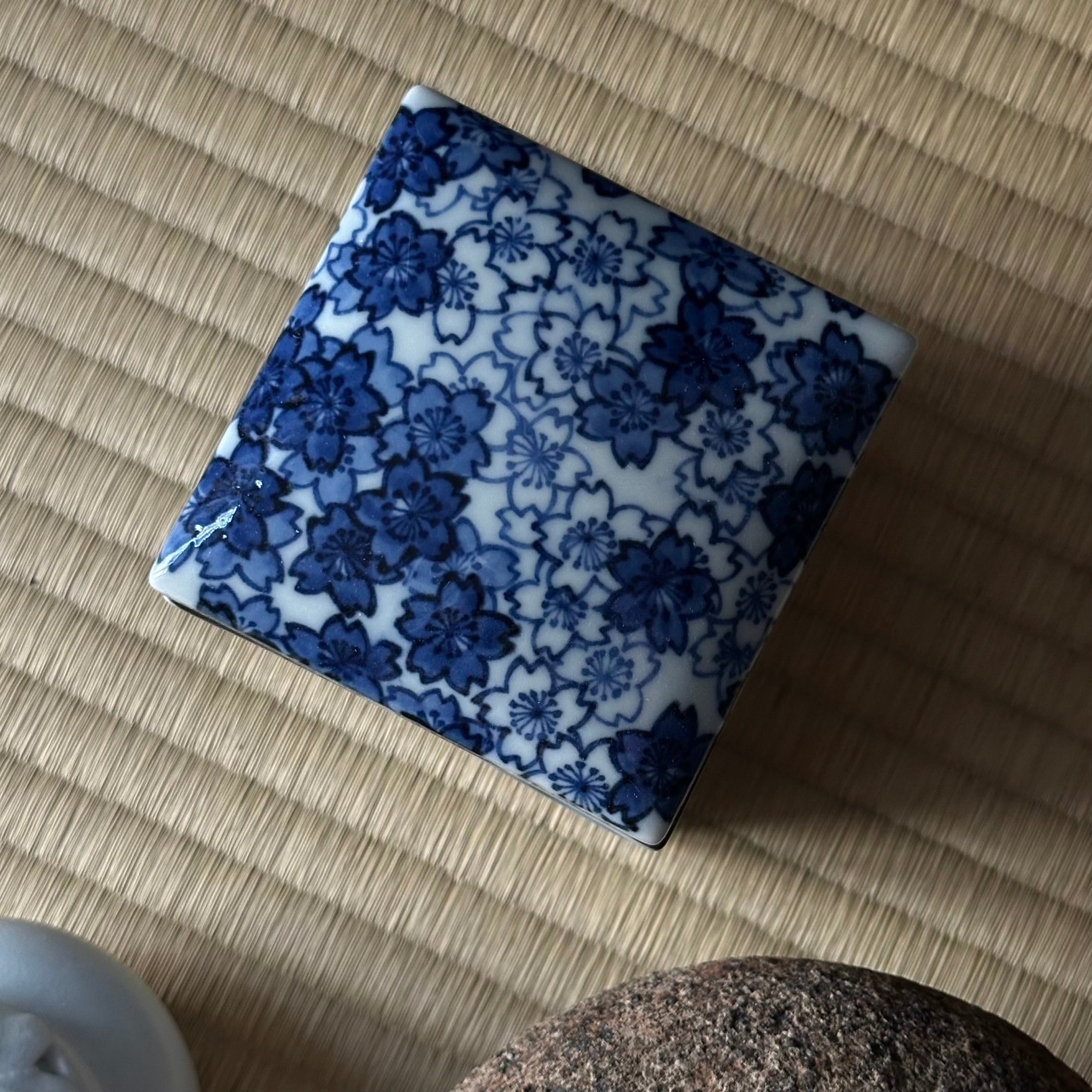 Petite boîte jubako vintage porcelaine d’Arita, décor en sometsuke