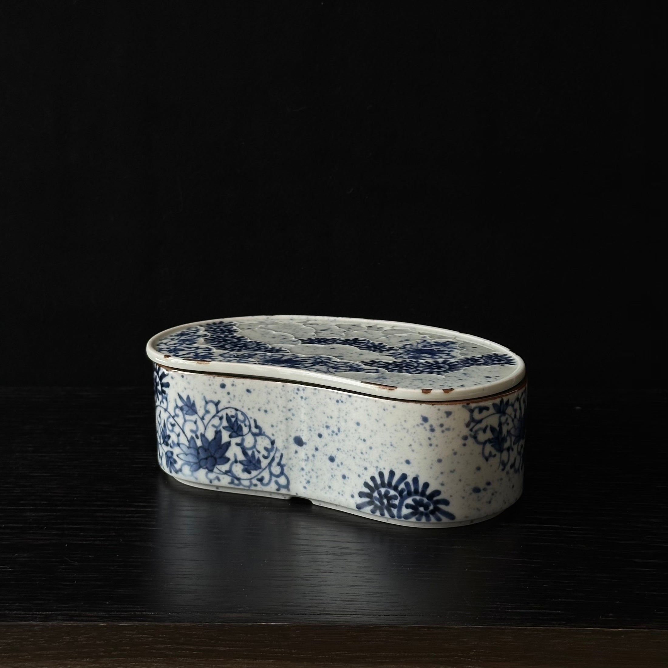 Boîte mayu-gata (cocon) en porcelaine sometsuke d’Arita