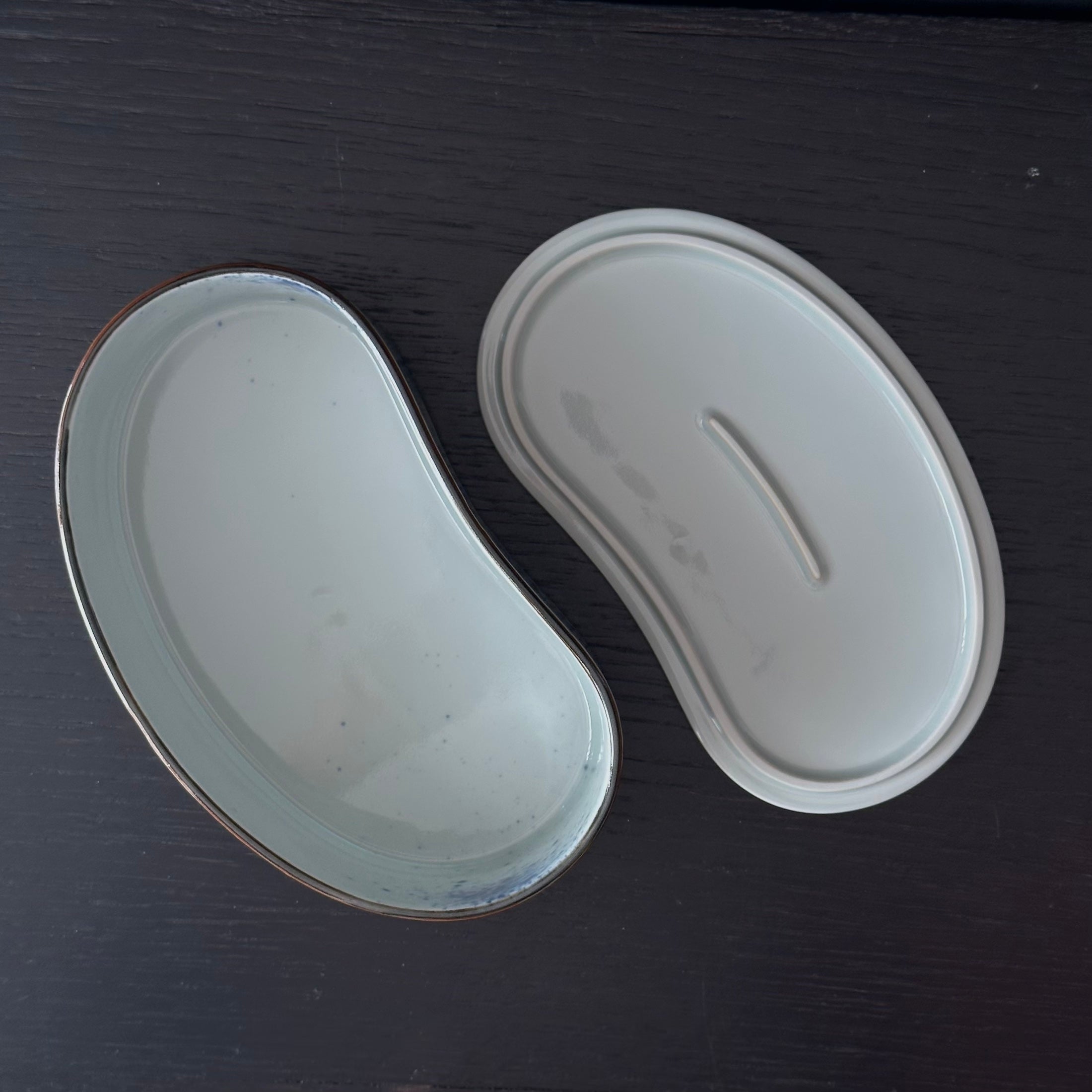 Boîte mayu-gata (cocon) en porcelaine sometsuke d’Arita