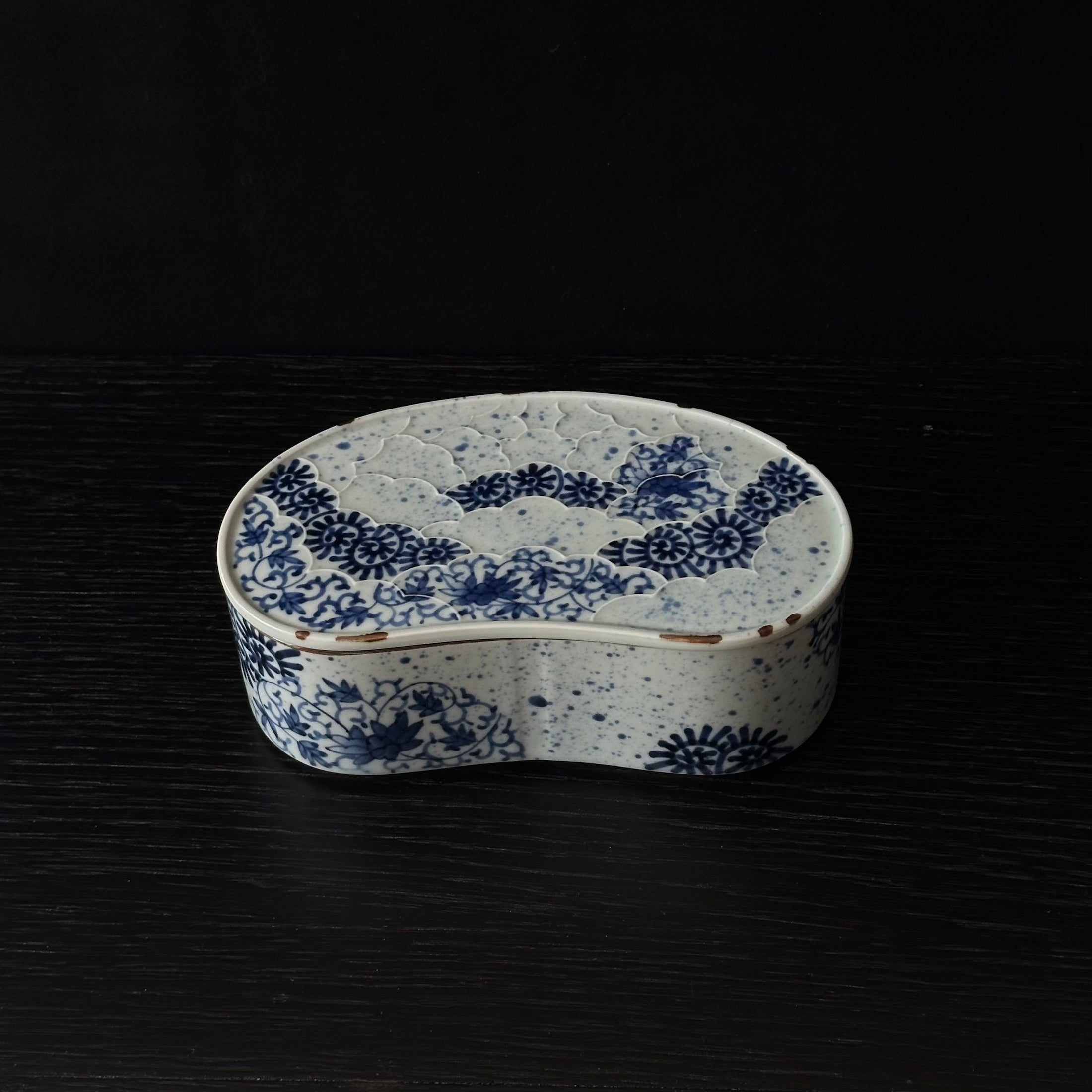 Boîte mayu-gata (cocon) en porcelaine sometsuke d’Arita