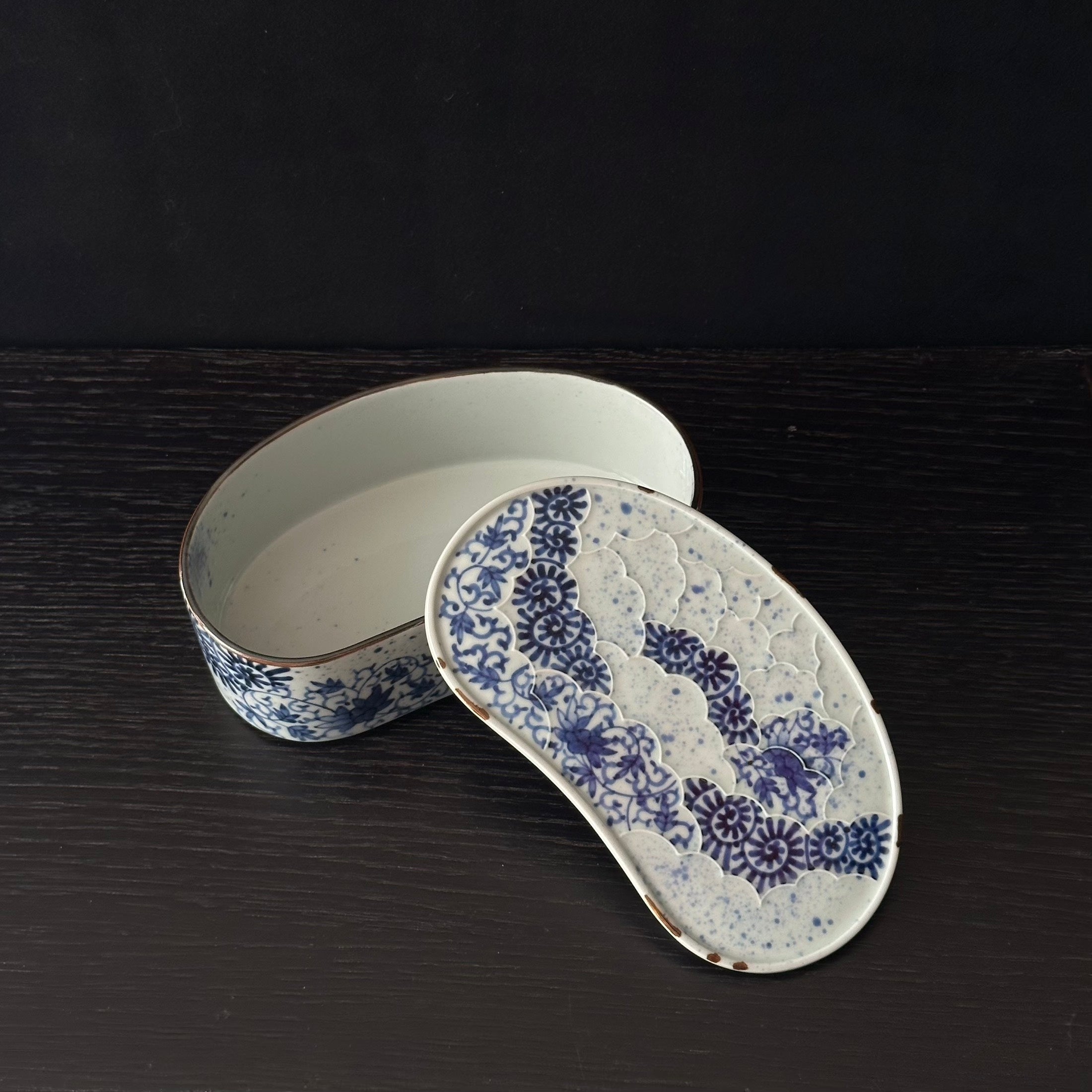 Boîte mayu-gata (cocon) en porcelaine sometsuke d’Arita