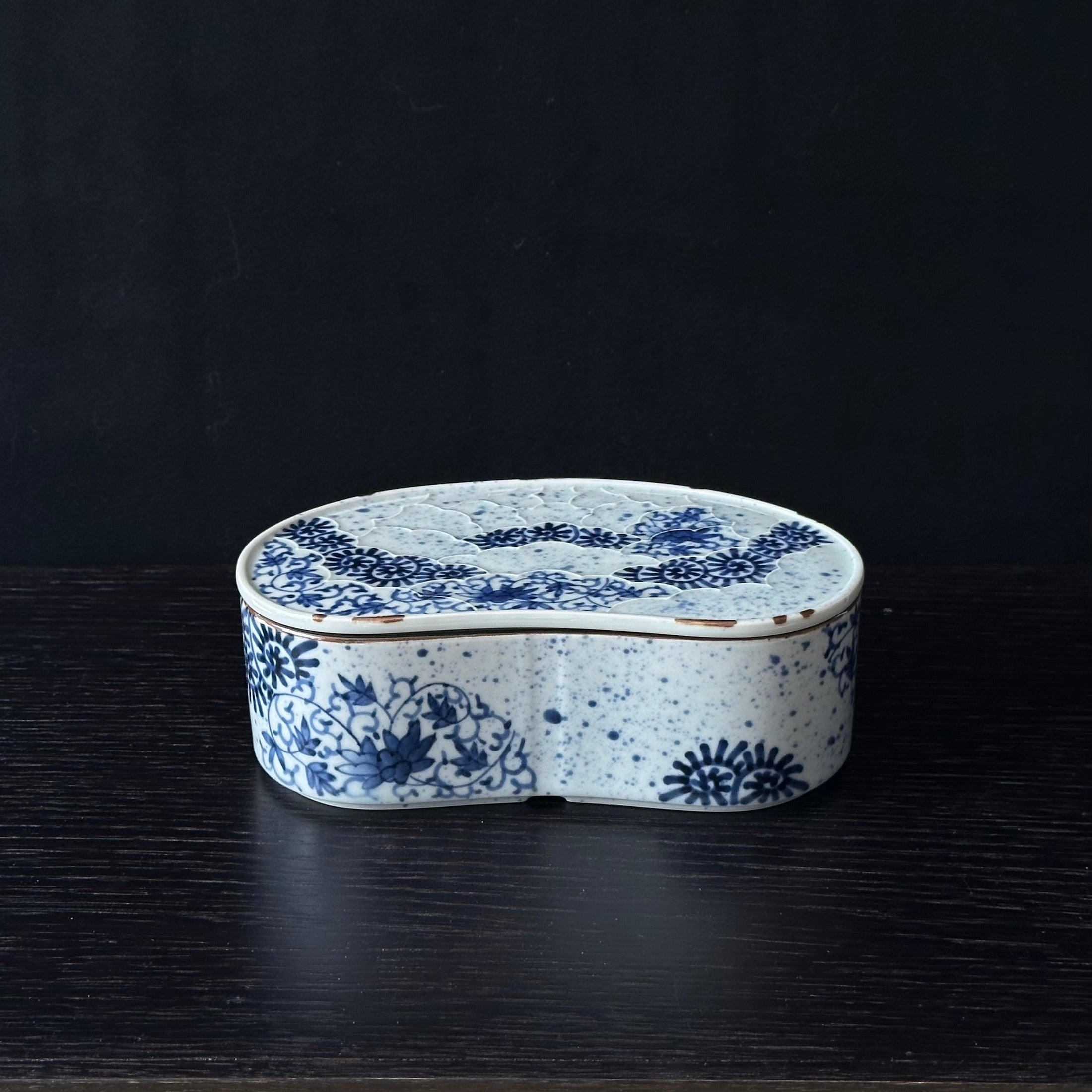 Boîte mayu-gata (cocon) en porcelaine sometsuke d’Arita