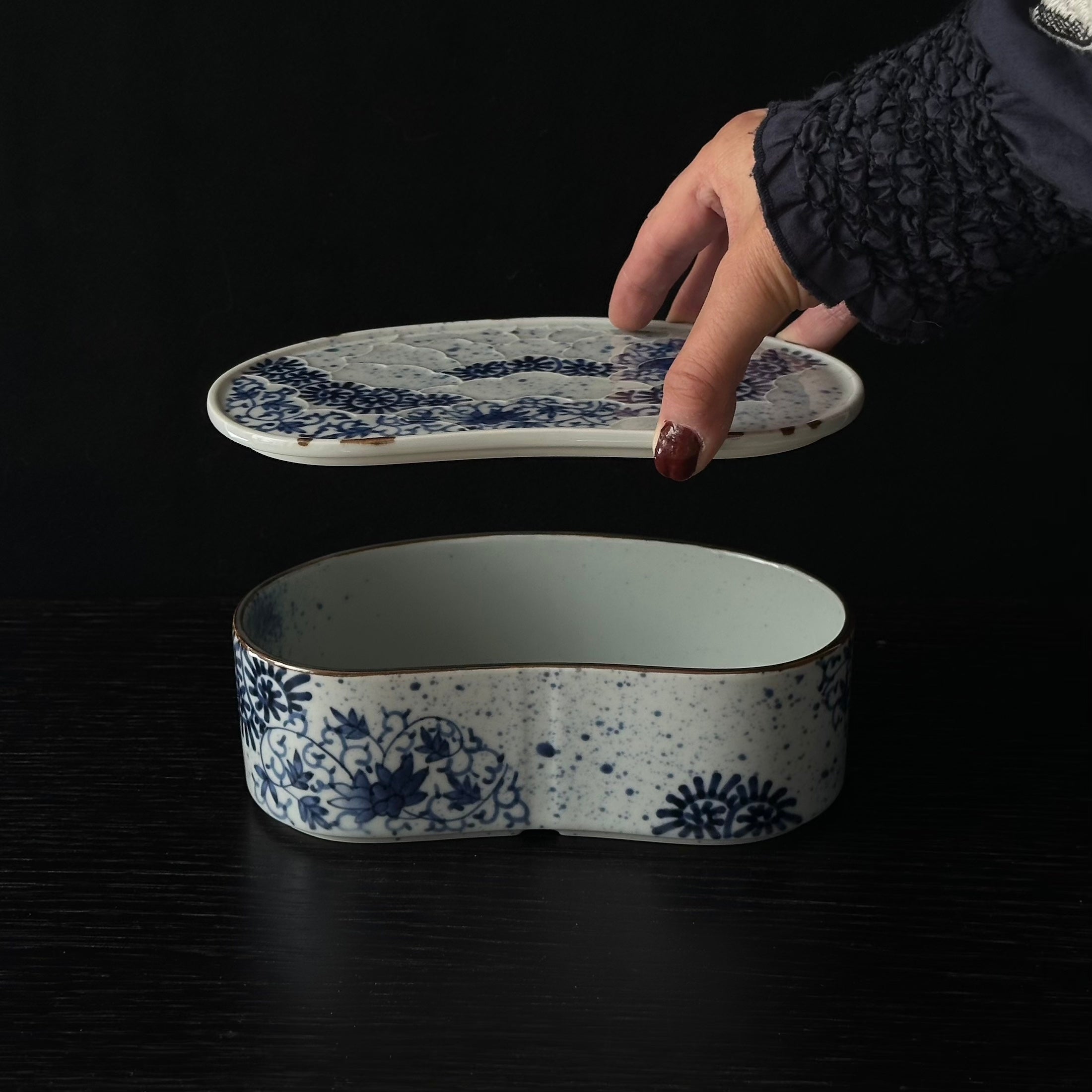 Boîte mayu-gata (cocon) en porcelaine sometsuke d’Arita