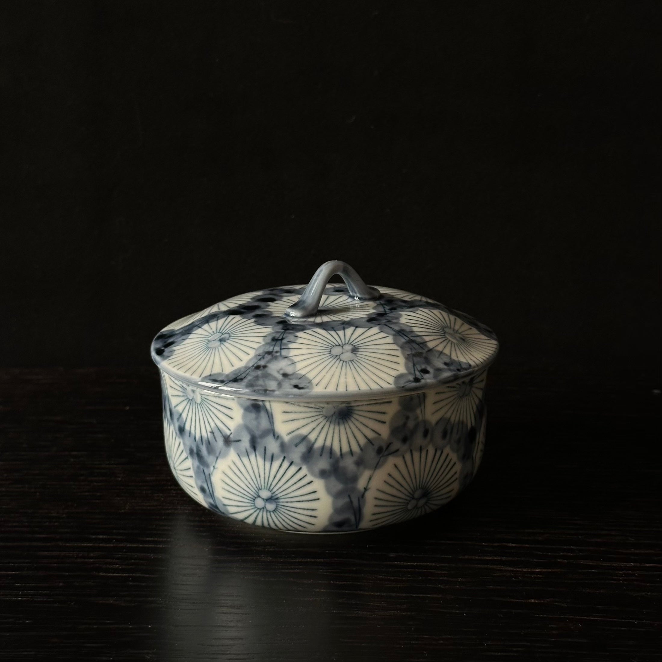 Boîte kashibachi vintage en porcelaine d’Arita au décor sometsuke