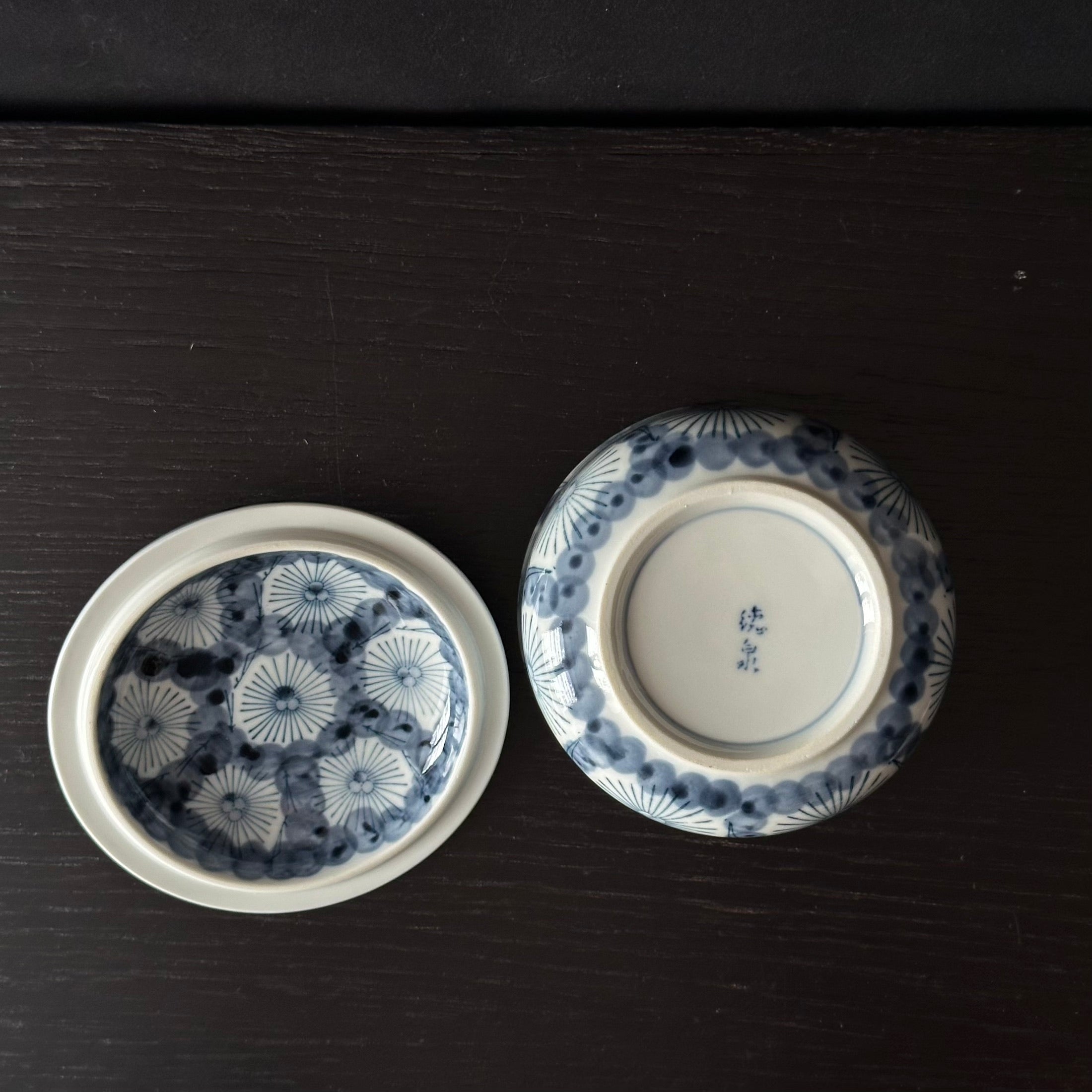 Boîte kashibachi vintage en porcelaine d’Arita au décor sometsuke