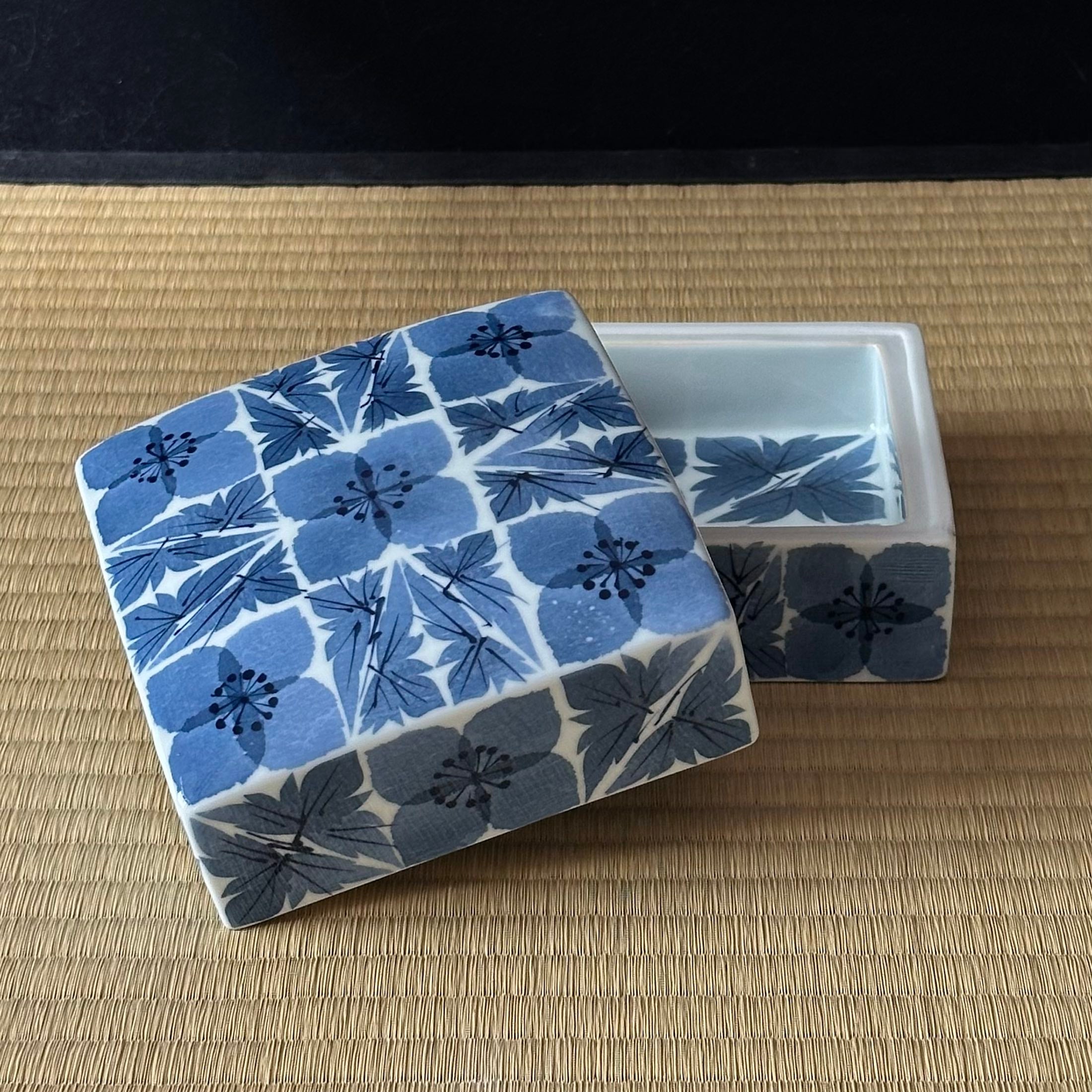 Boîte en porcelaine blanche et washi zome de Katsumi Eguchi, décor fleurs de prunier