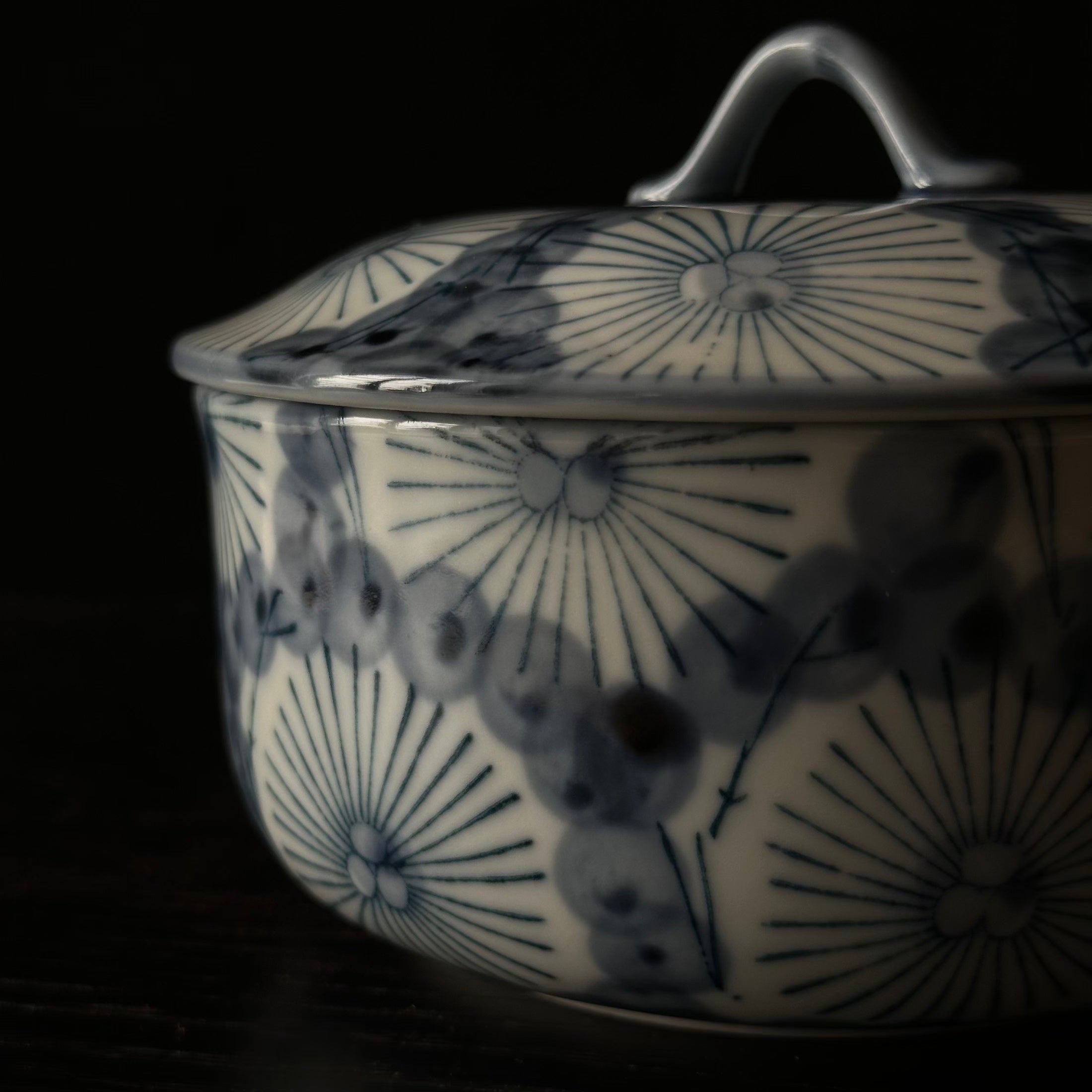 Boîte kashibachi vintage en porcelaine d’Arita au décor sometsuke