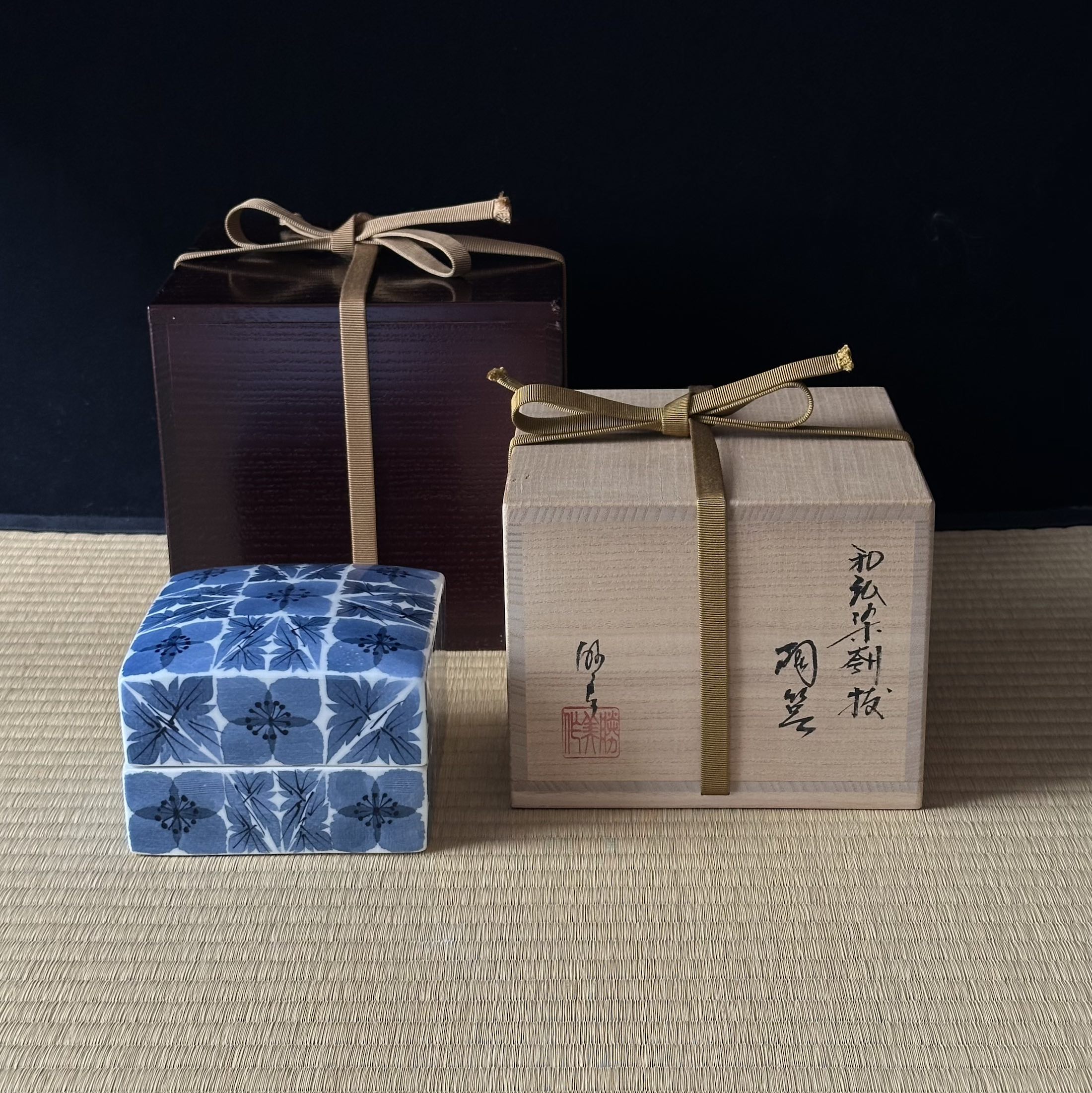 Présentation complète nijū-bako (double) boîte laquée rouge et kiribako (paulownia) pour la boîte en porcelaine de Katsumi Eguchi - Atelier Ikiwa