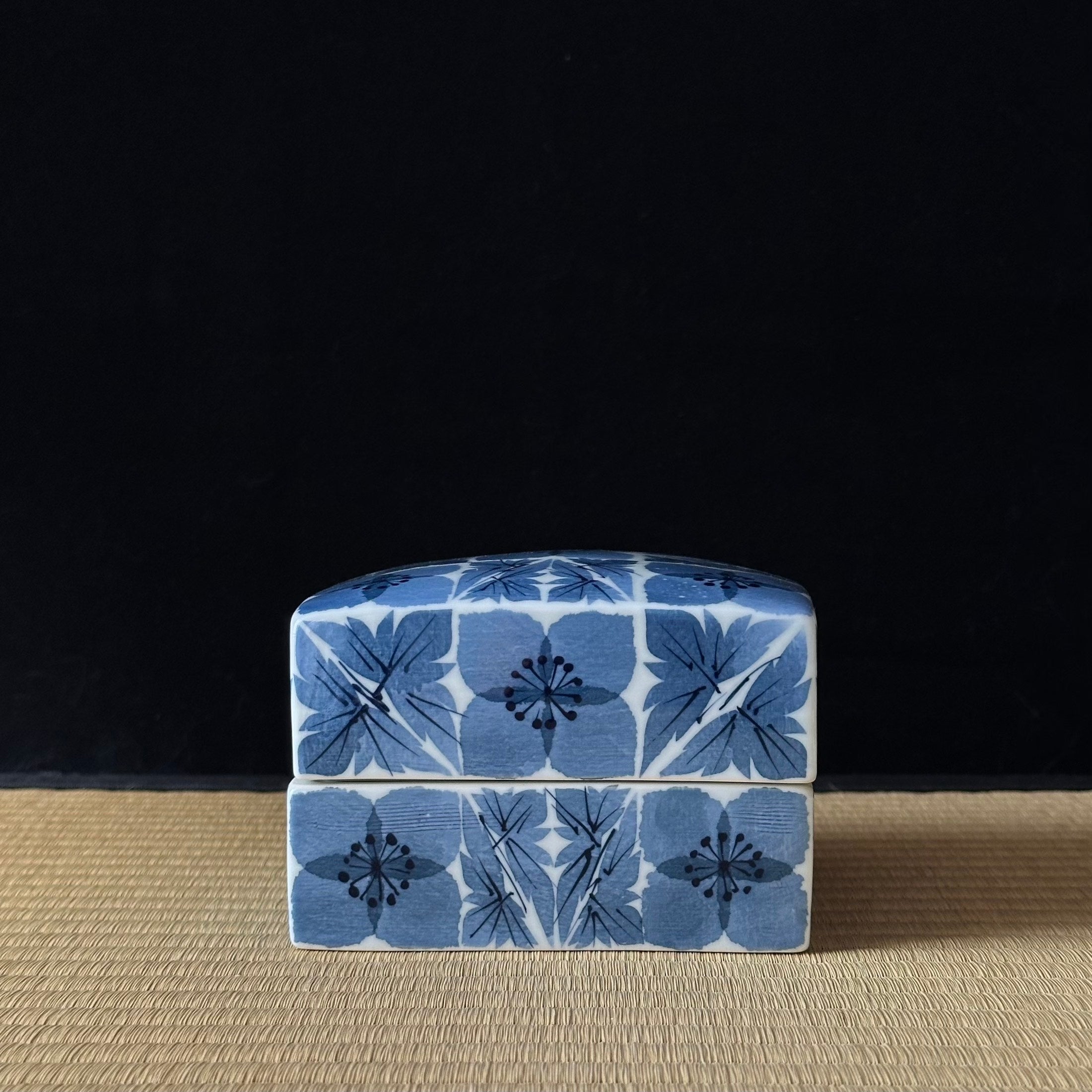 Alignement du motif à la jonction couvercle corps boîte en porcelaine washi zome fleurs de prunier Katsumi Eguchi usage kashiki - Atelier Ikiwa