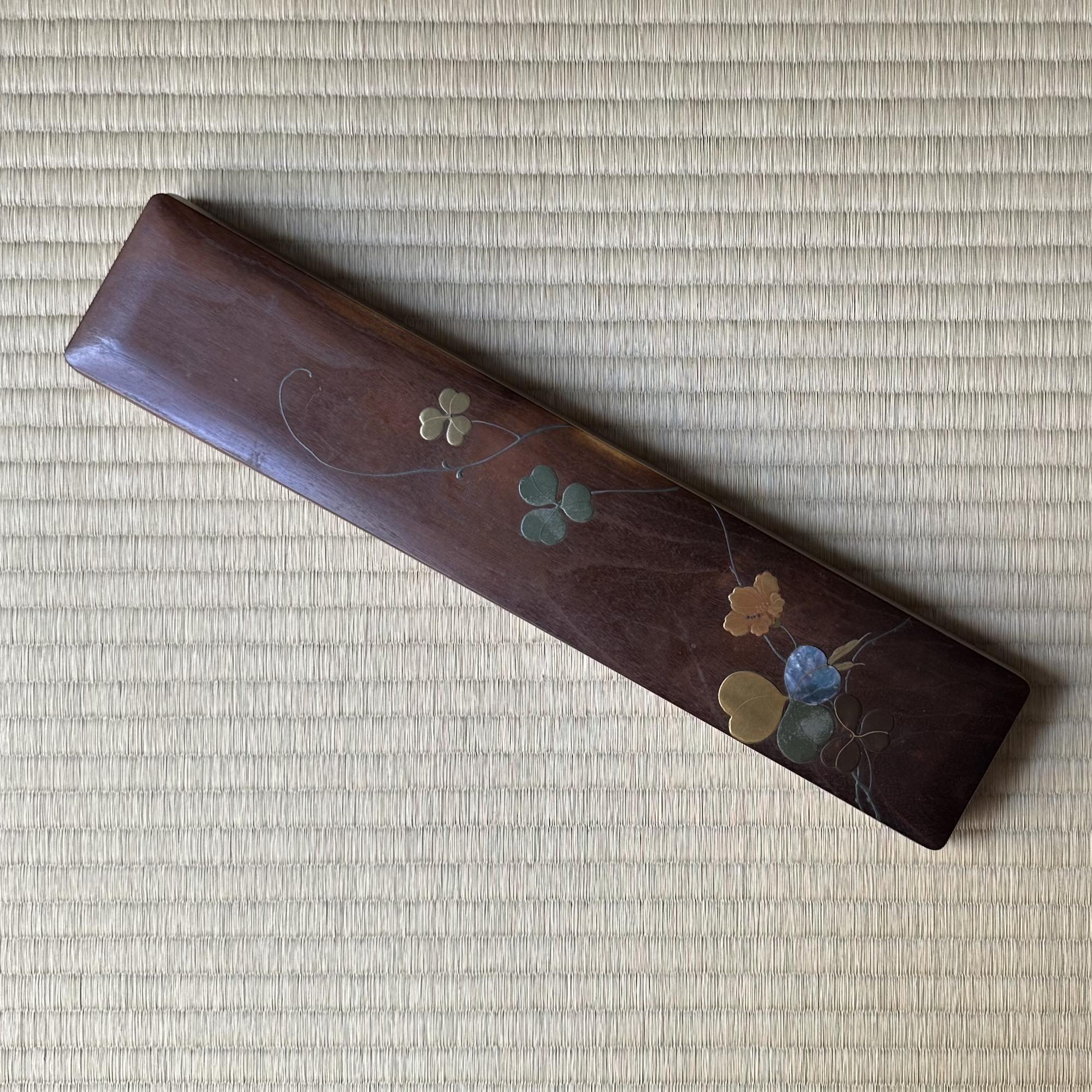 Boîte japonaise à tanzaku en bois de keyaki, décor de vigne en raden et maki-e