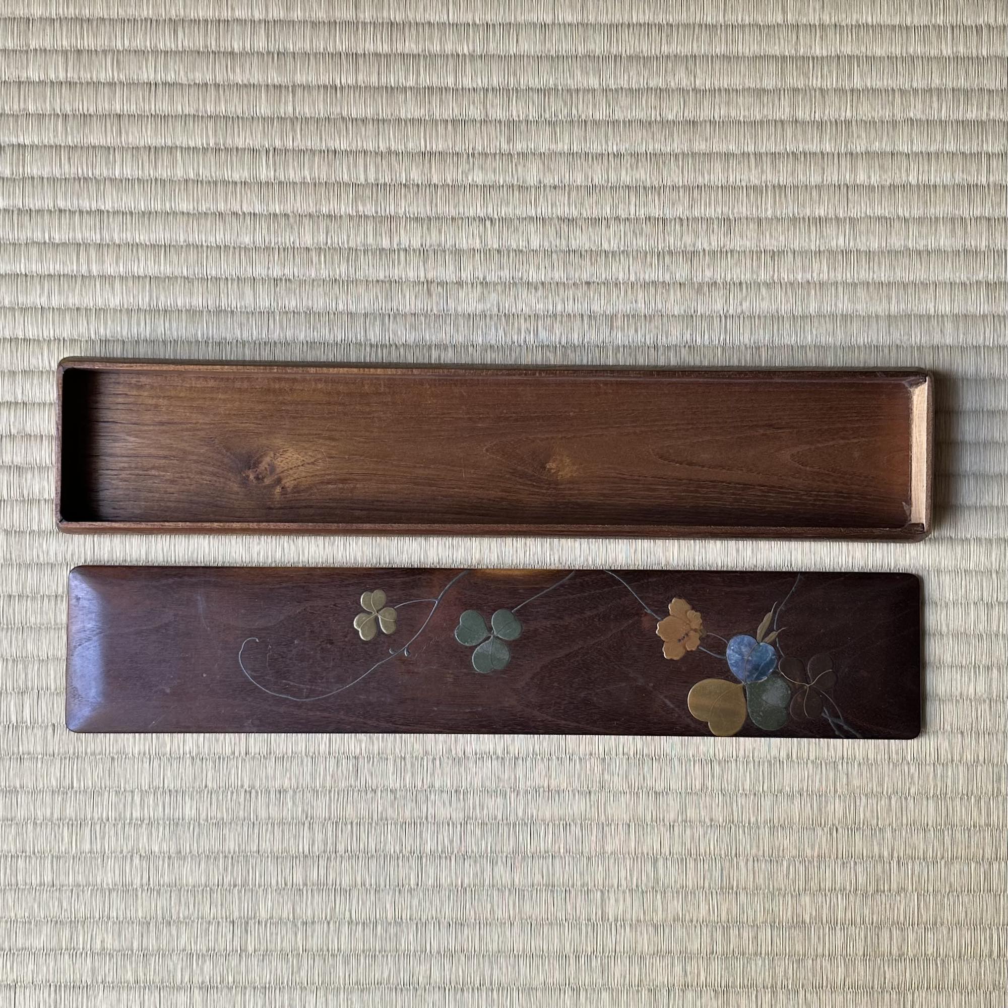 Boîte japonaise à tanzaku en bois de keyaki, décor de vigne en raden et maki-e