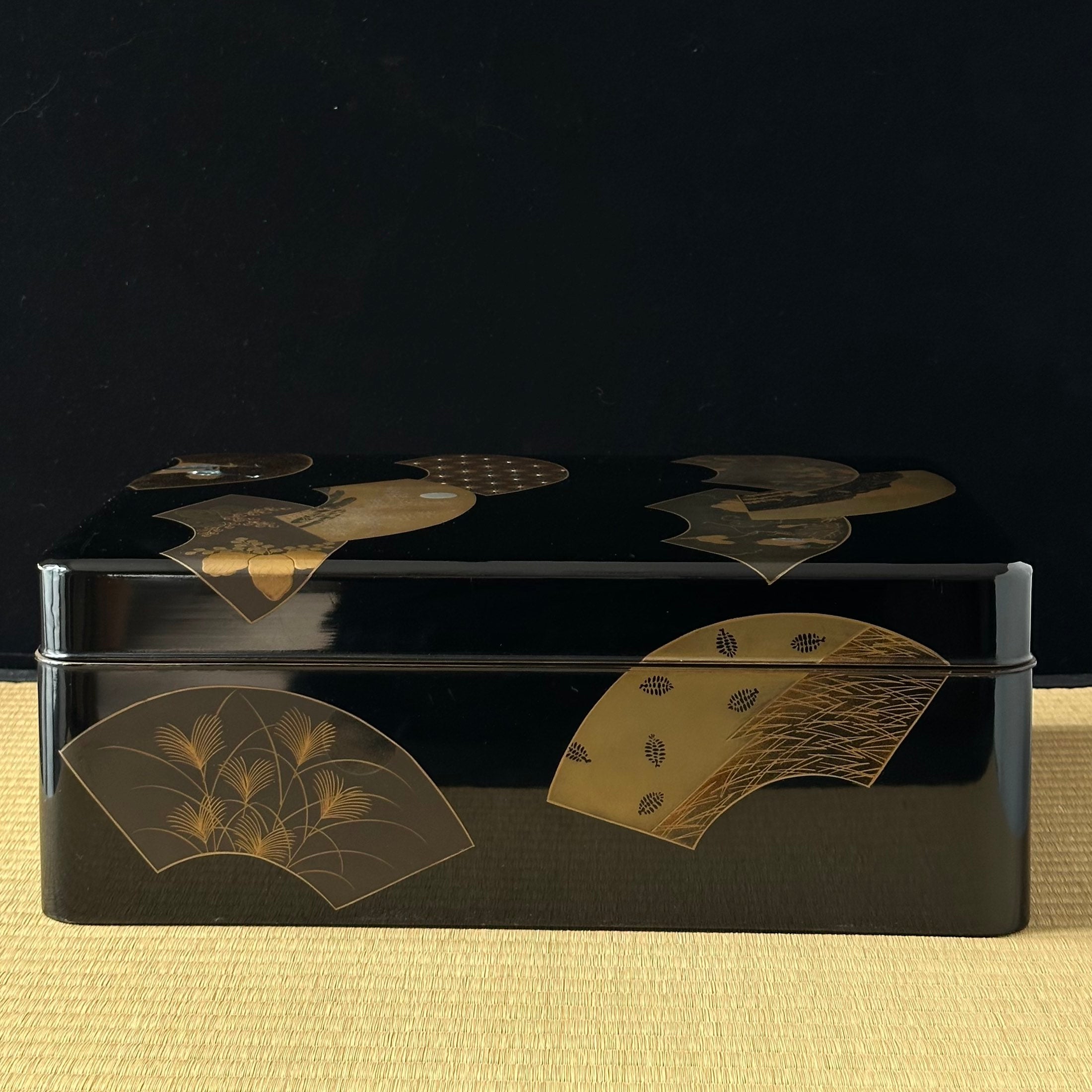 Bunkobako (boîte à documents japonaise) laque urushi, or et nacre, décor d’ōgi mon (motifs d’éventail) et tsuru (grues)