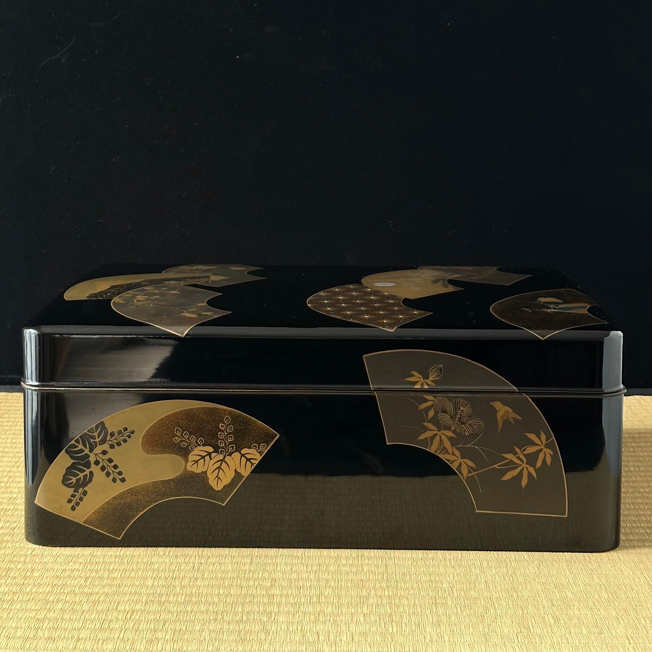 Bunkobako (boîte à documents japonaise) laque urushi, or et nacre, décor d’ōgi mon (motifs d’éventail) et tsuru (grues)